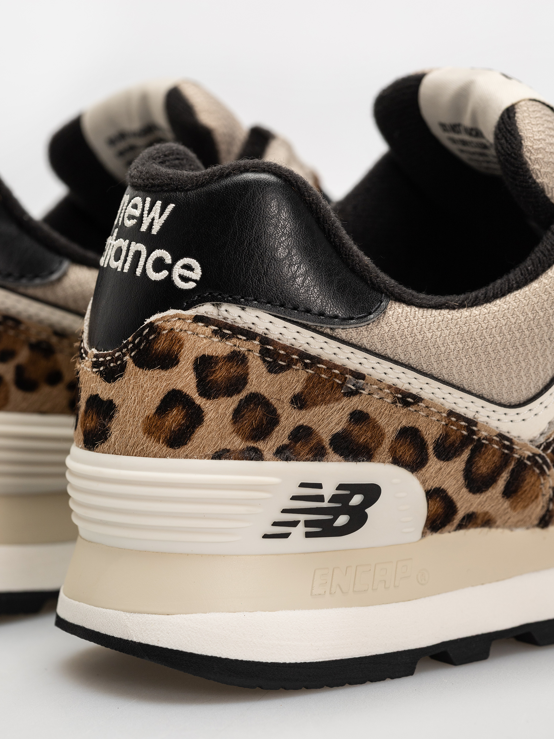 Обувки New Balance 574 Wmn (stoneware/linen/black)