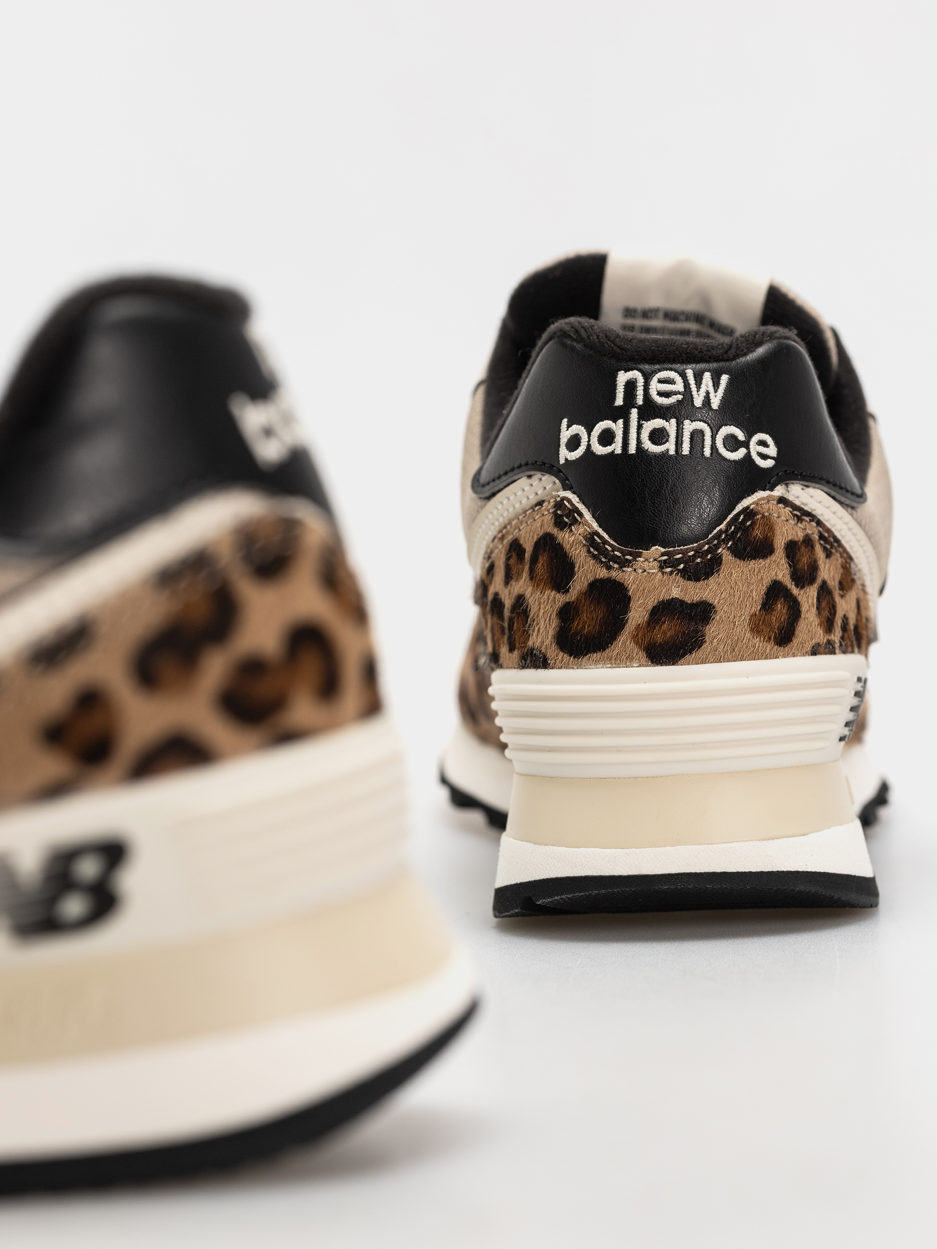 Обувки New Balance 574 Wmn (stoneware/linen/black)