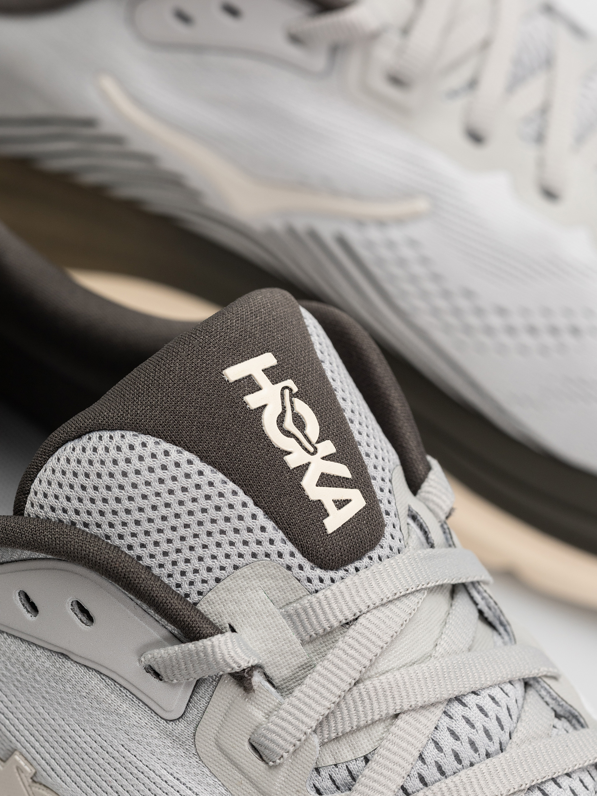Обувки Hoka Clifton 11 (stardust/alabaster)