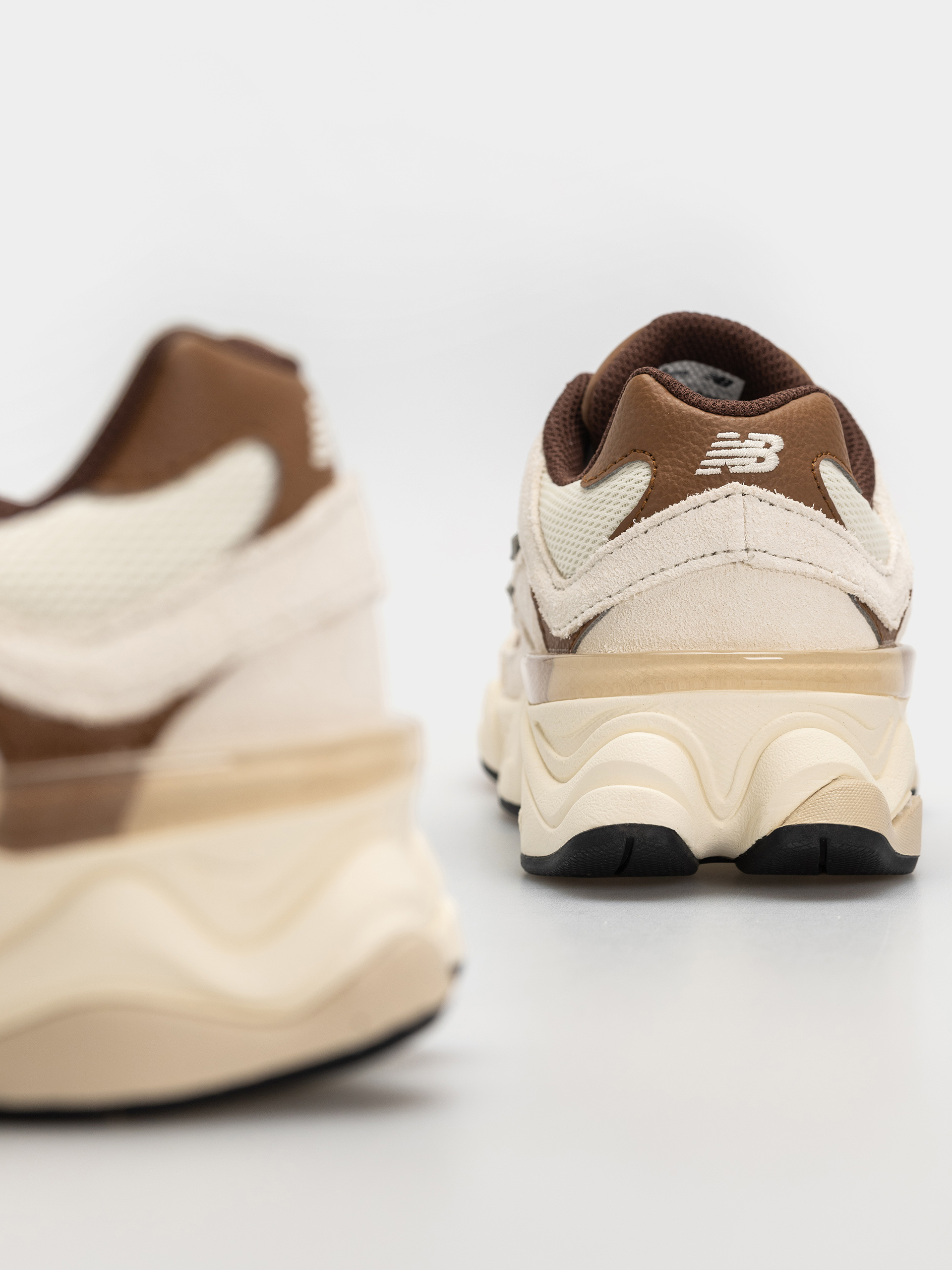 Обувки New Balance 9060 JR (breakfast tea/angora)