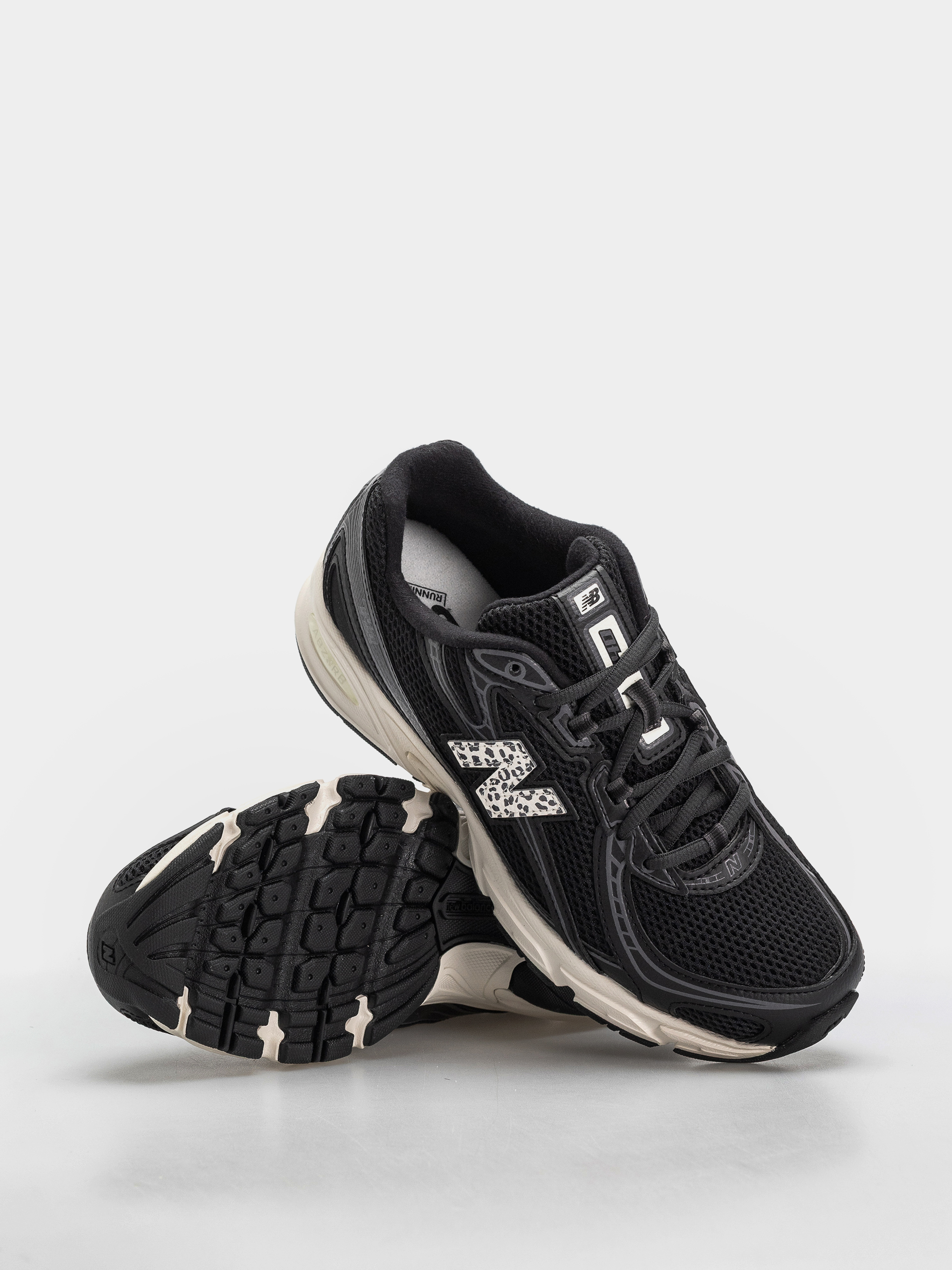 Обувки New Balance 740 (black/sea salt)