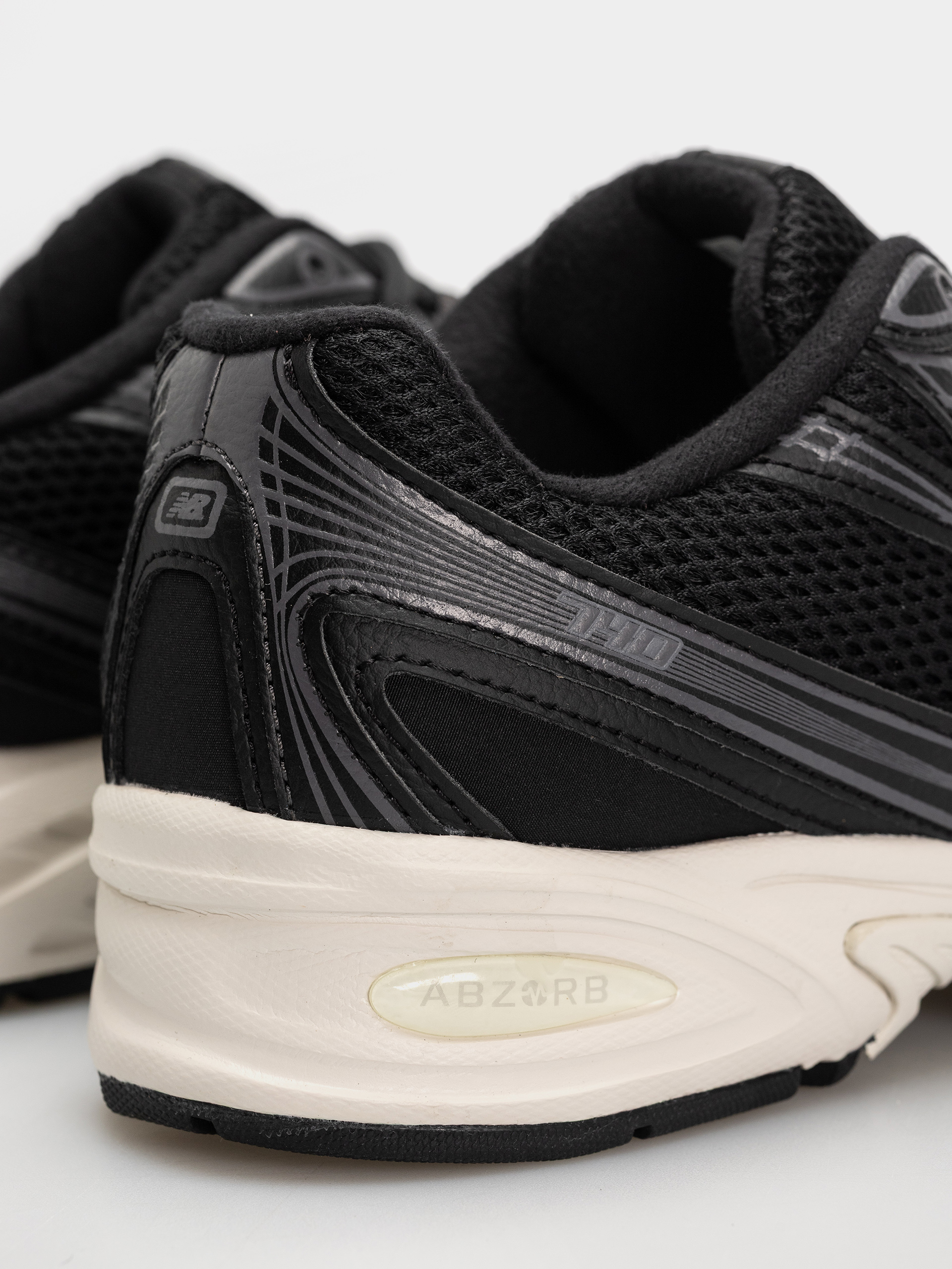 Обувки New Balance 740 (black/sea salt)