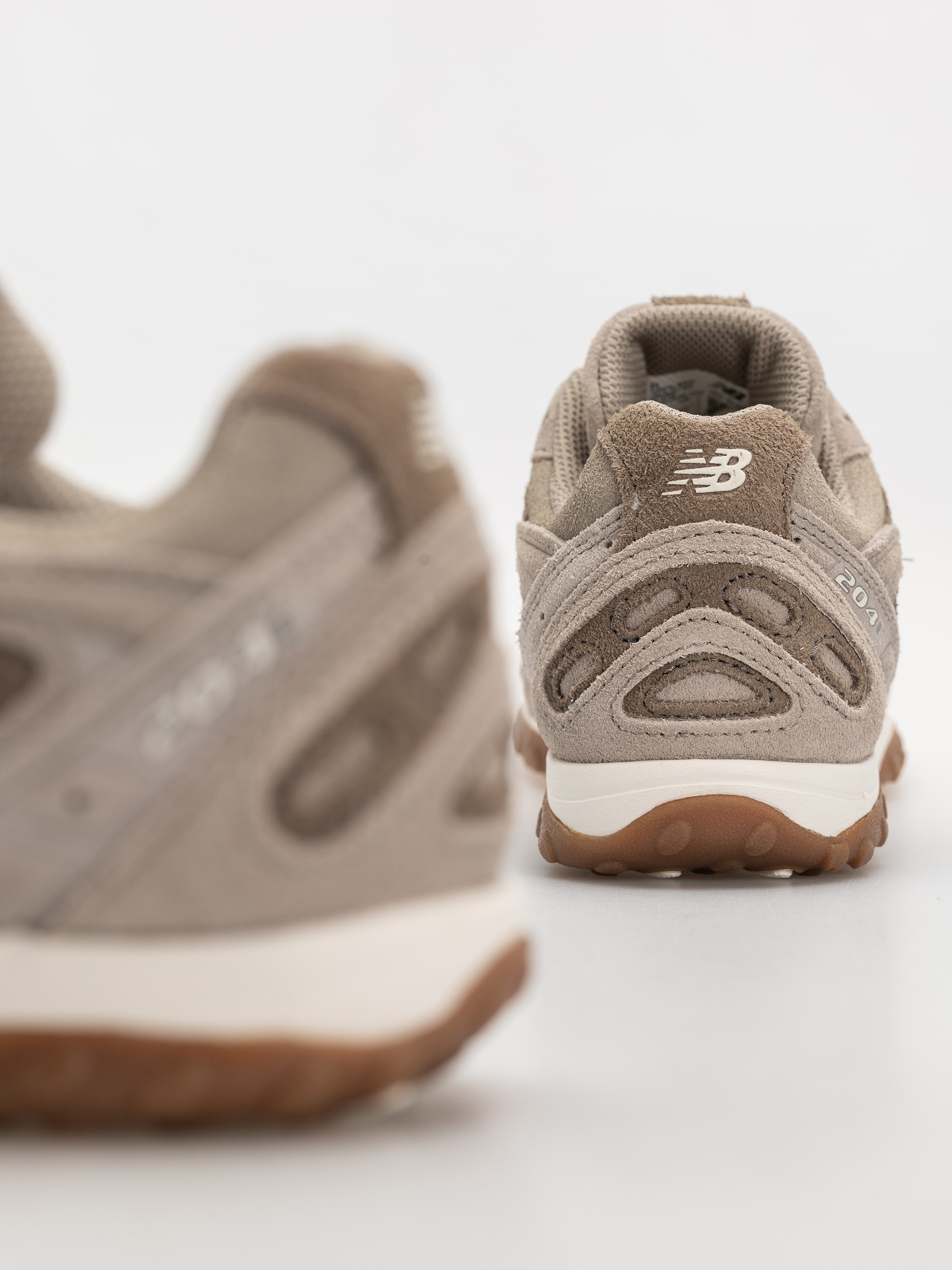 Обувки New Balance 204L (arid stone/thunder brown)