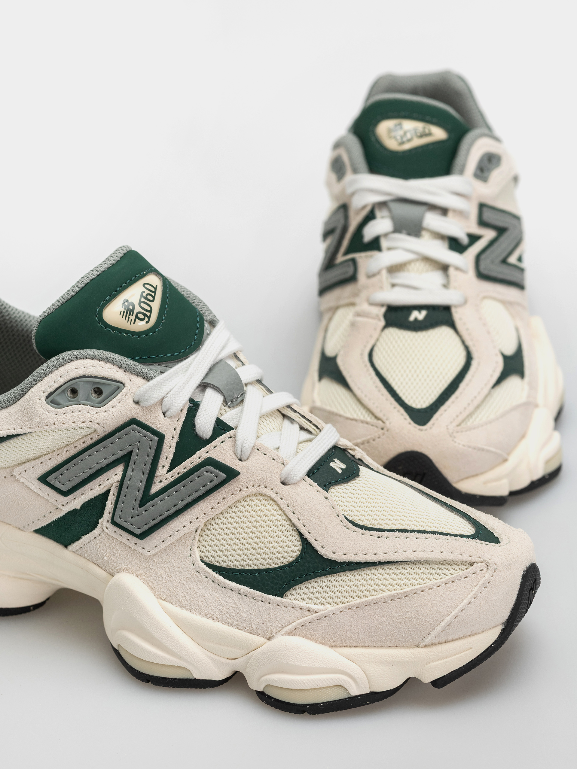 Обувки New Balance 9060 (nightwatch green/angora)