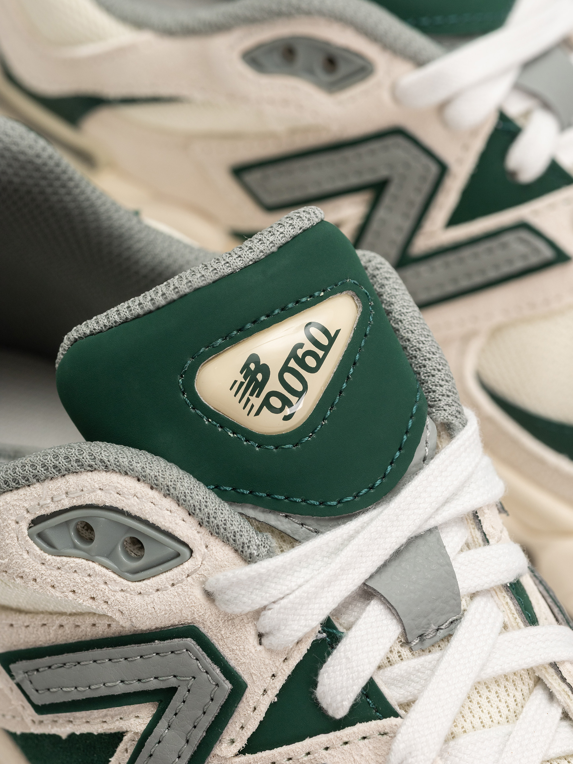Обувки New Balance 9060 (nightwatch green/angora)