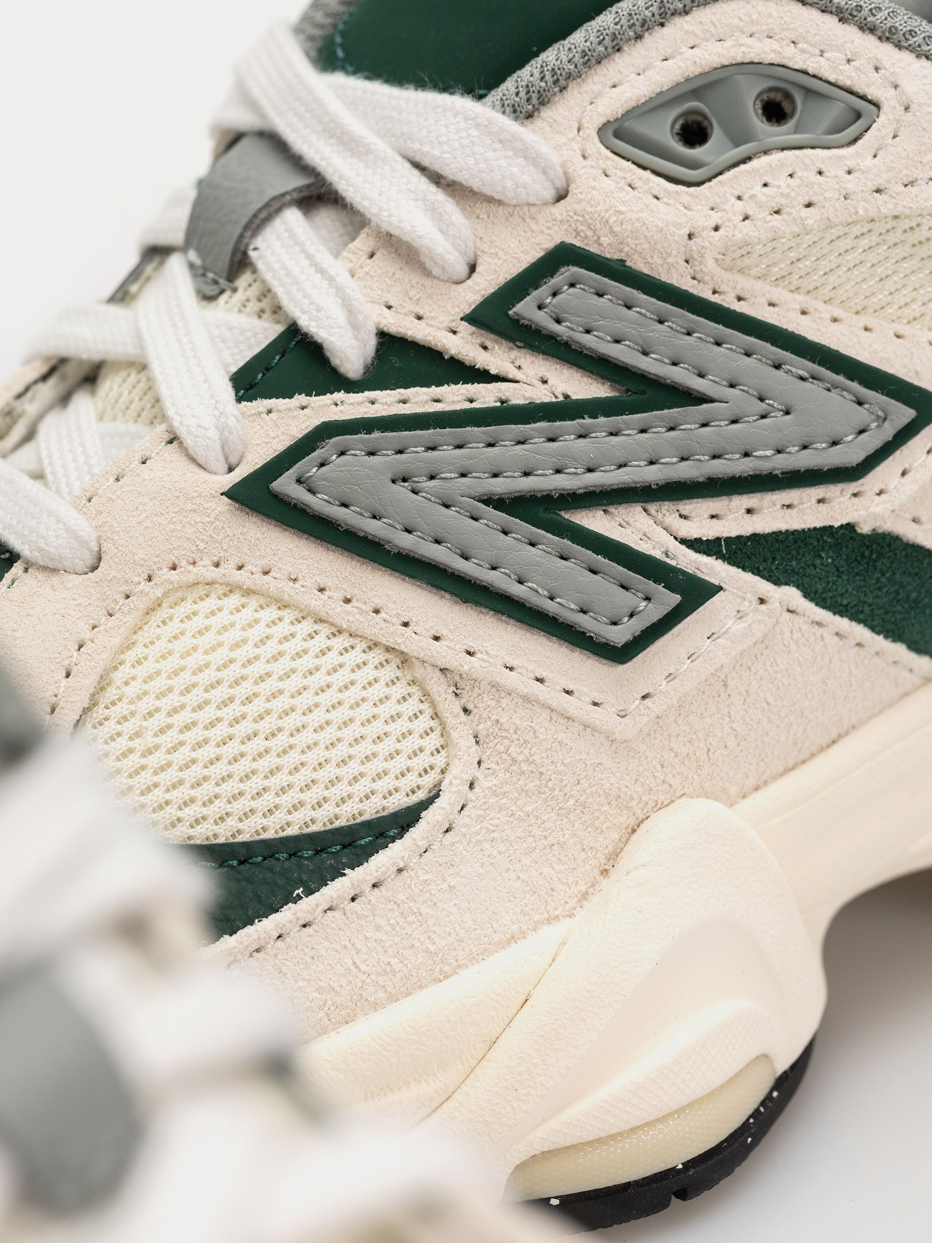 Обувки New Balance 9060 (nightwatch green/angora)
