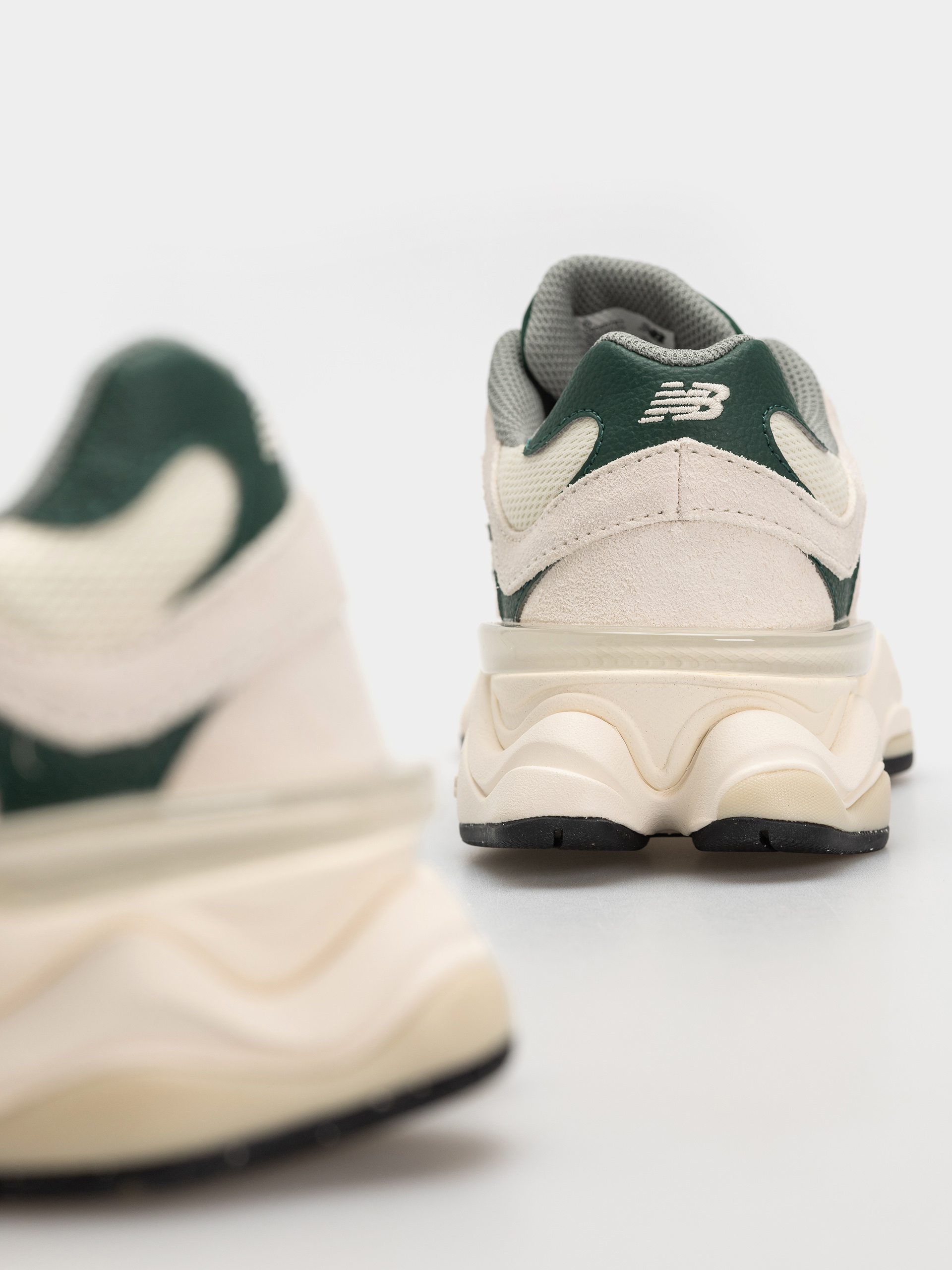 Обувки New Balance 9060 (nightwatch green/angora)