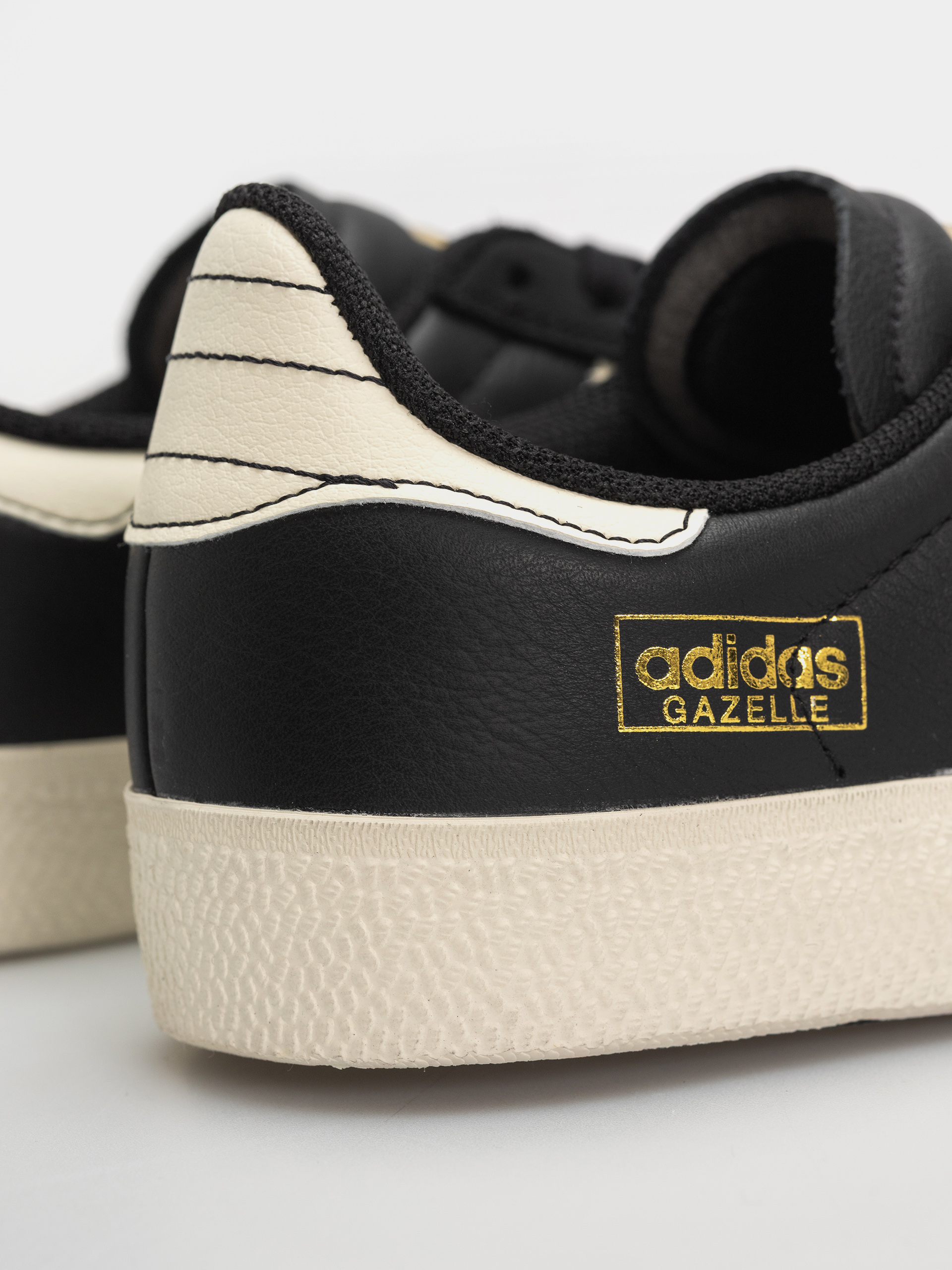 Обувки adidas Gazelle Adv (cblack/crewht/goldmt)