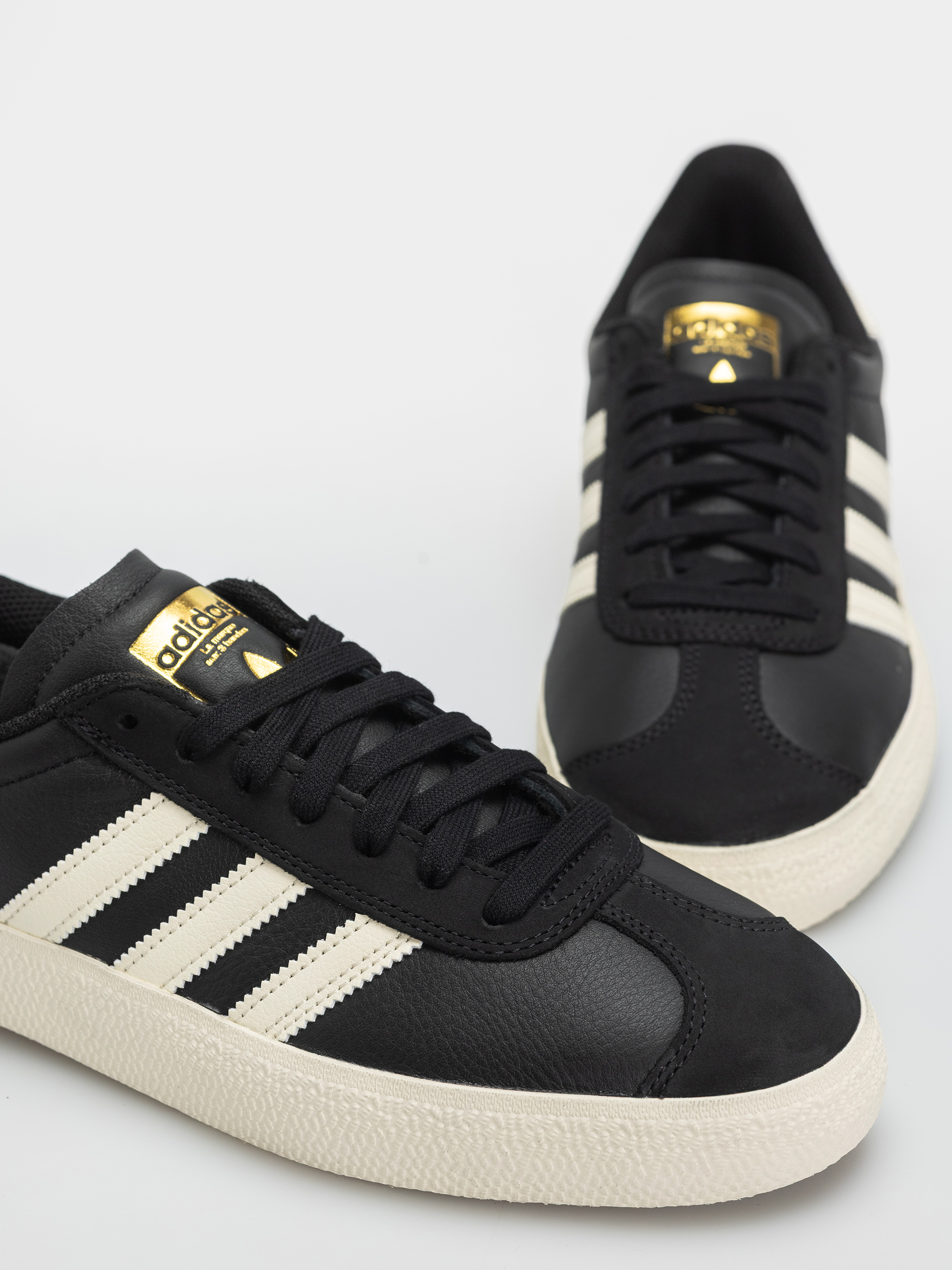 Обувки adidas Gazelle Adv (cblack/crewht/goldmt)