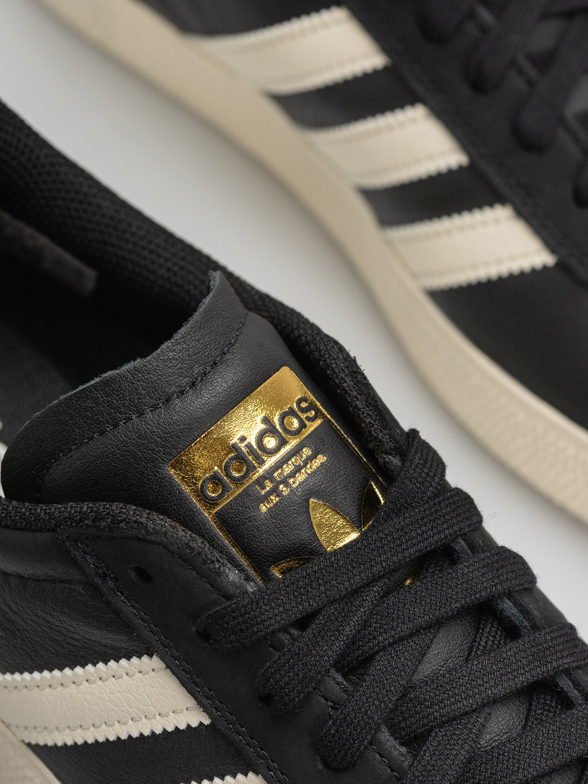 Обувки adidas Gazelle Adv (cblack/crewht/goldmt)