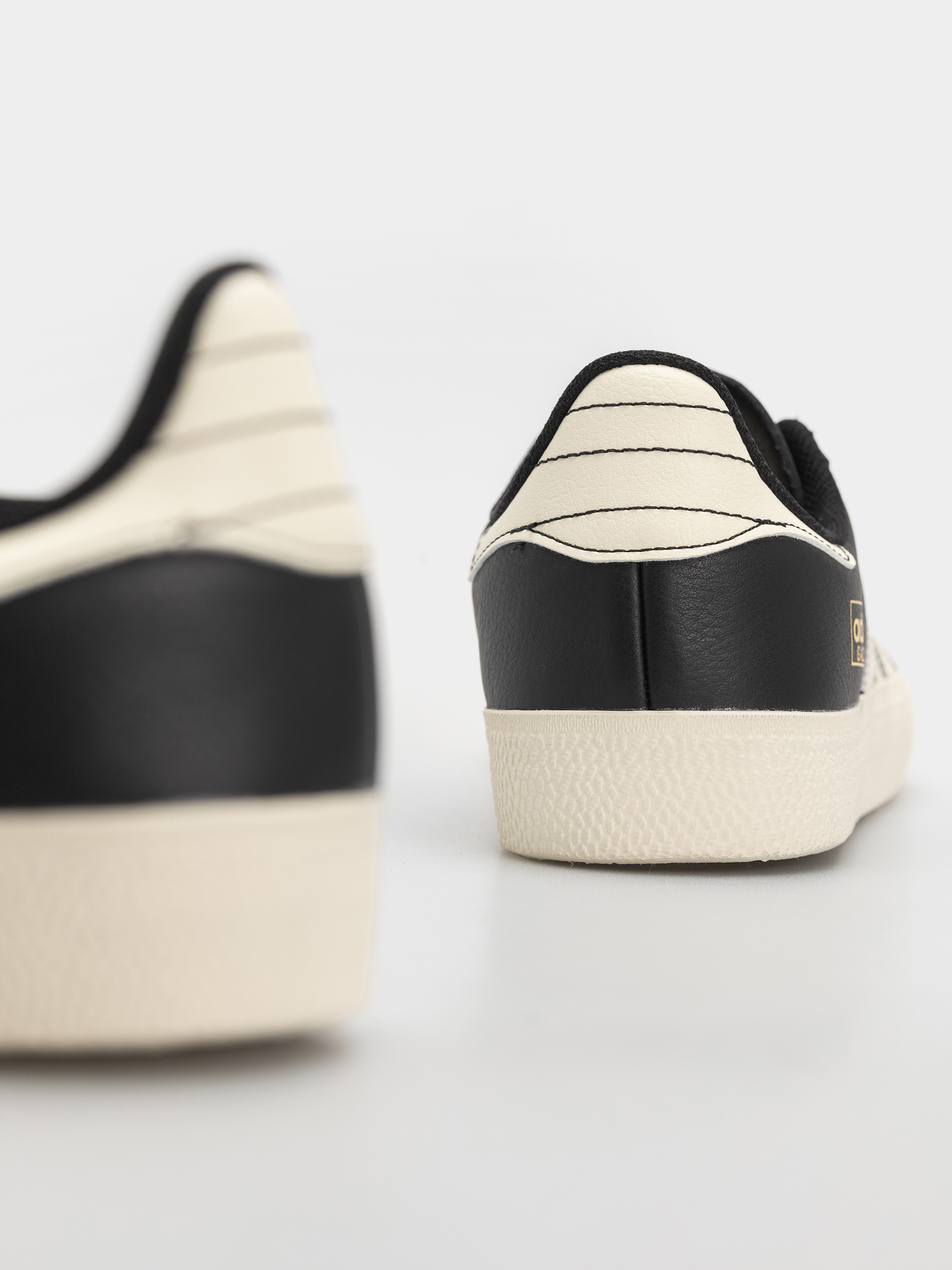 Обувки adidas Gazelle Adv (cblack/crewht/goldmt)