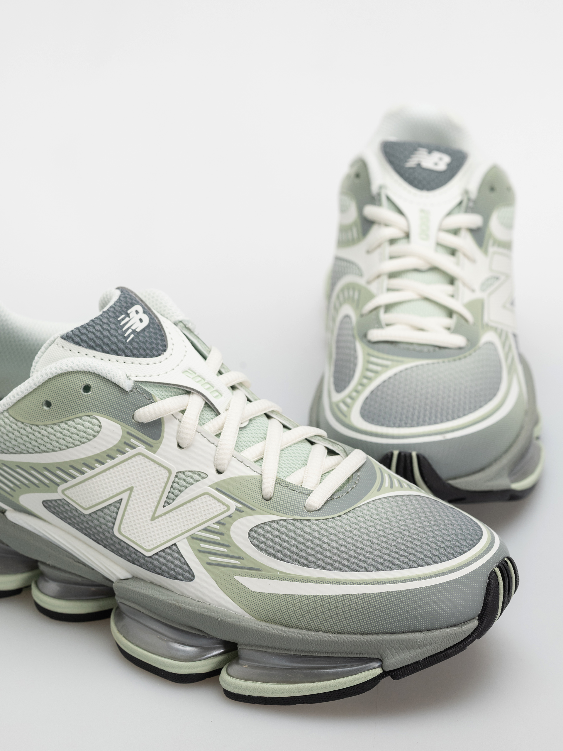 Обувки New Balance 2000 (silver moss/bayberry/sea salt)