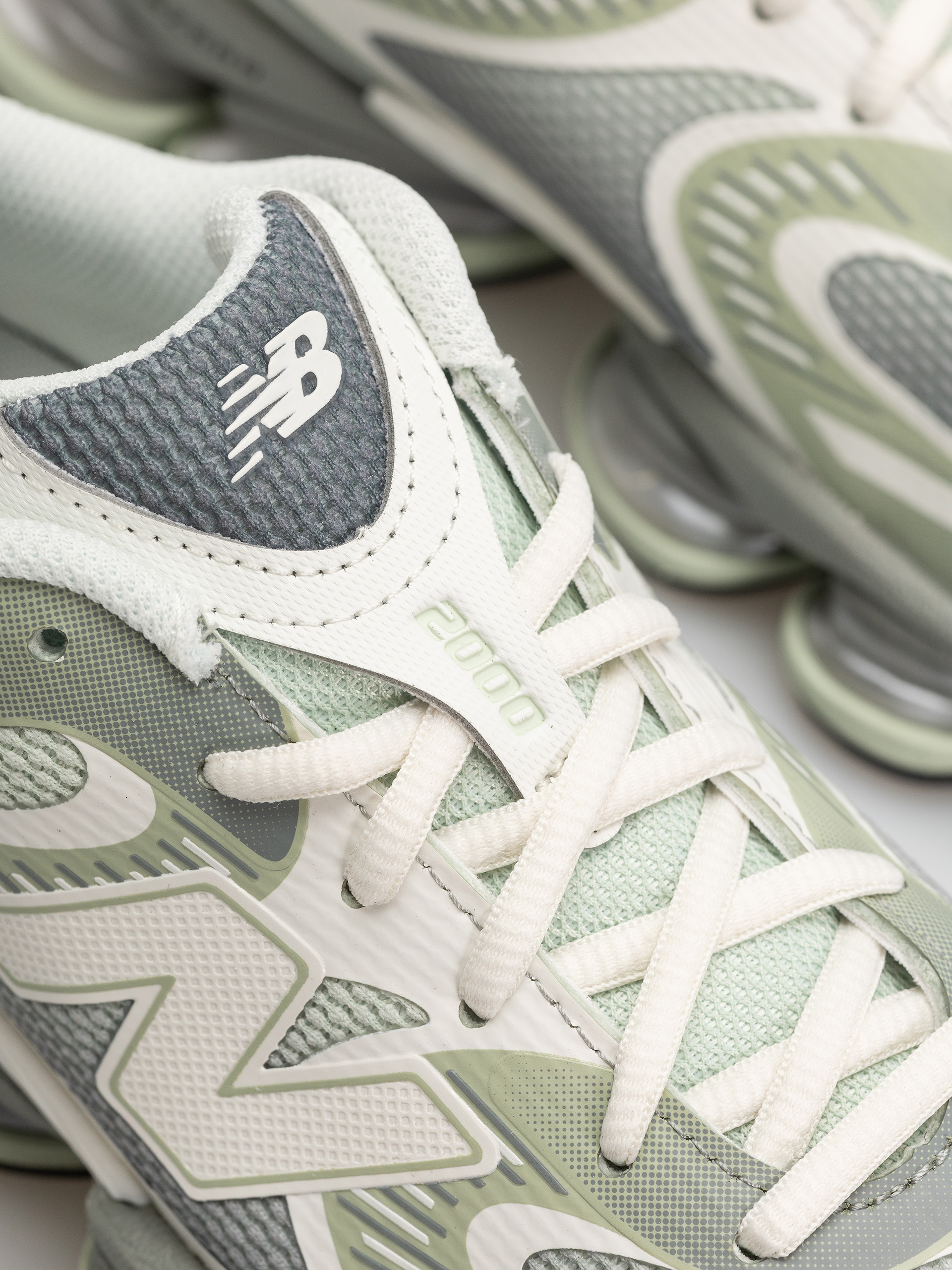 Обувки New Balance 2000 (silver moss/bayberry/sea salt)