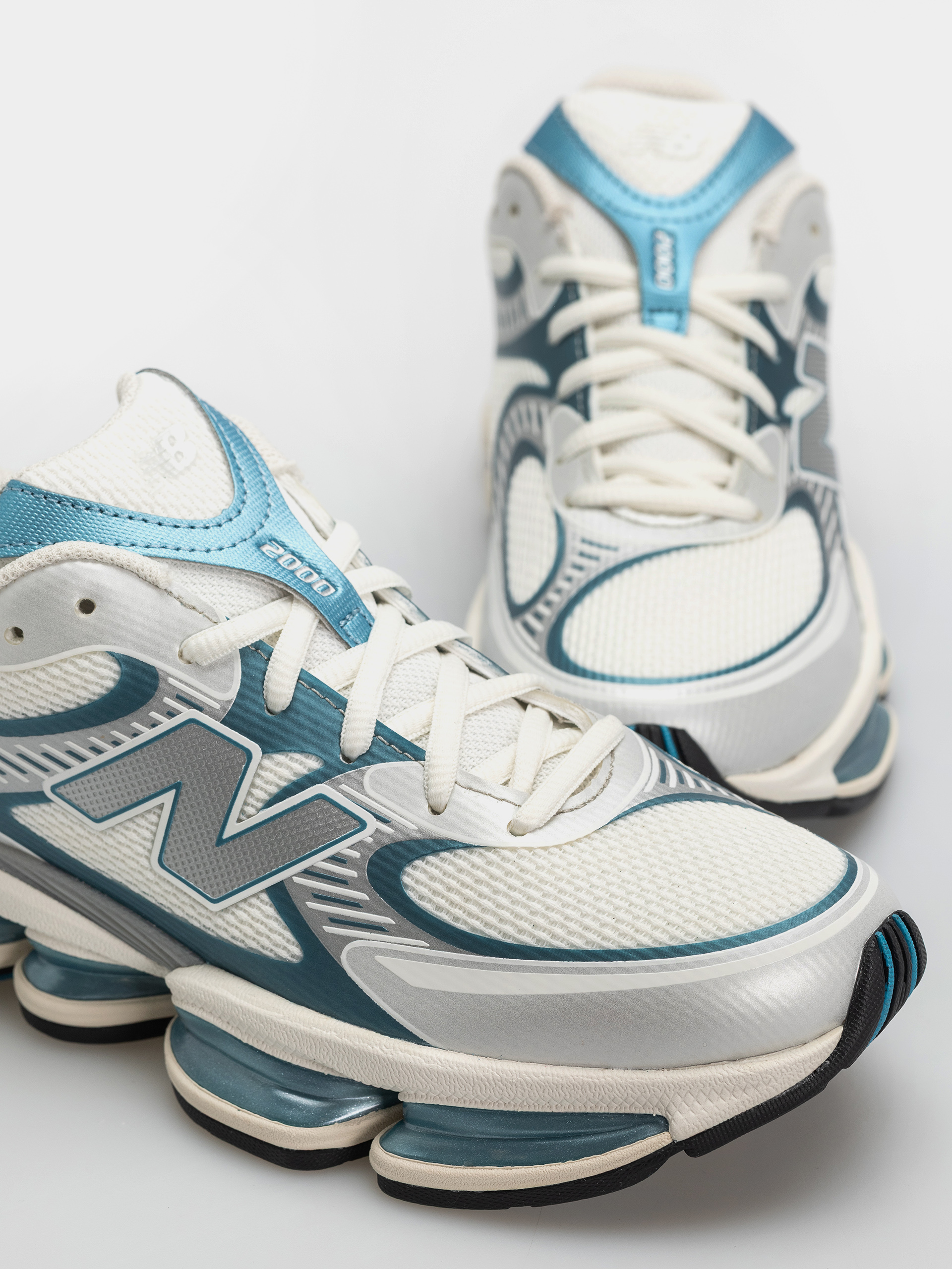 Обувки New Balance 2000 (sea salt/altitude metallic)