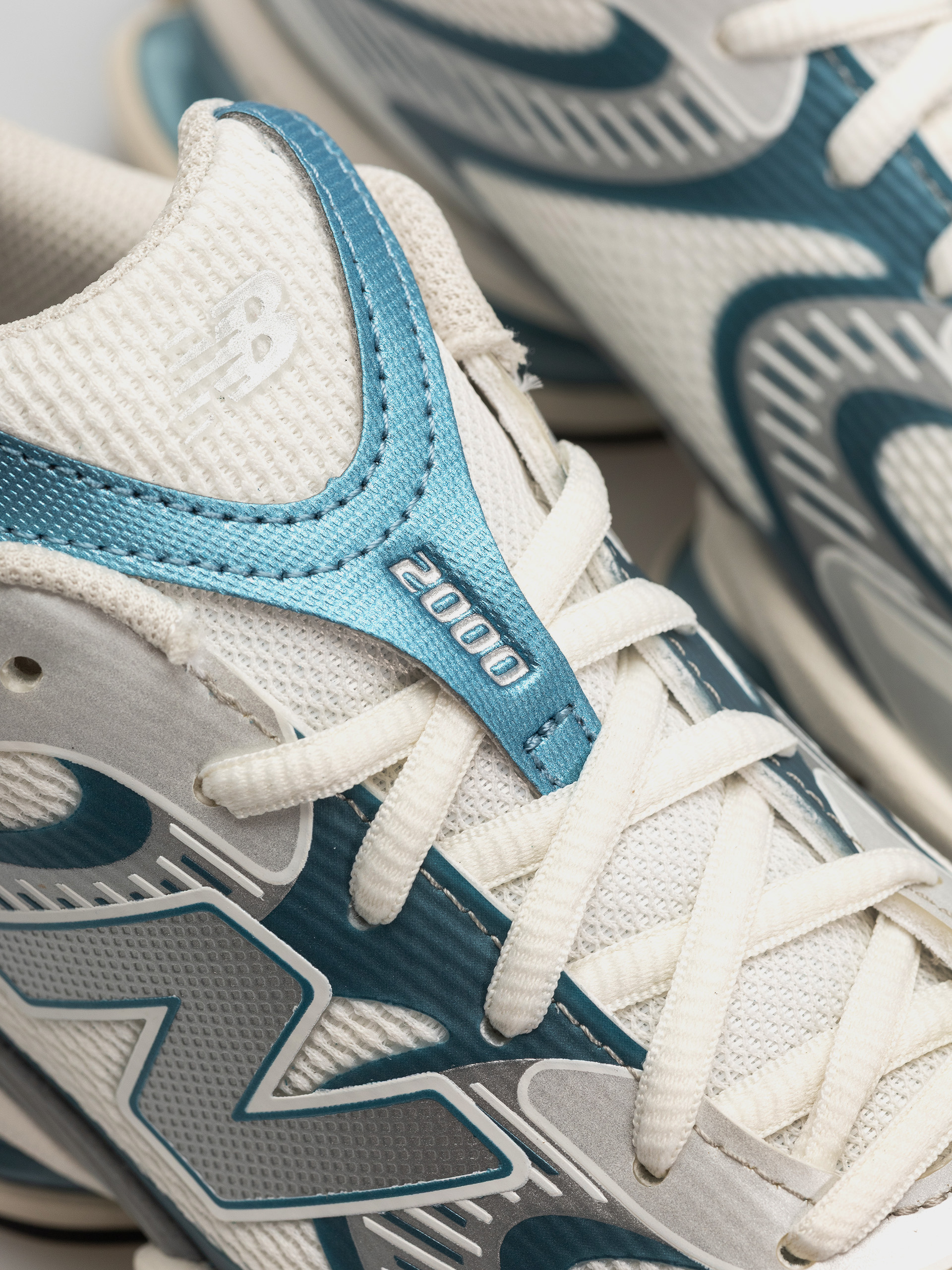 Обувки New Balance 2000 (sea salt/altitude metallic)