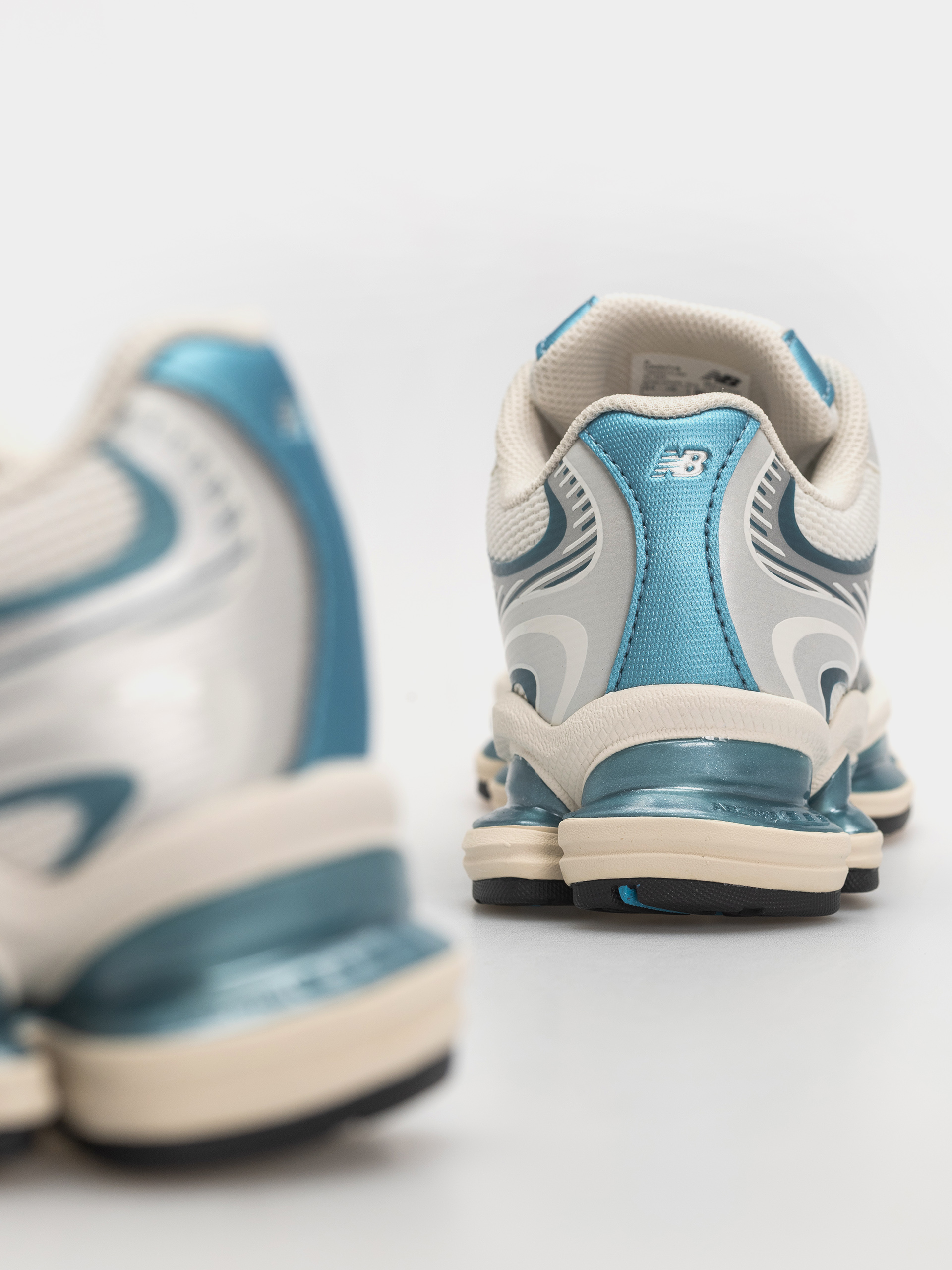 Обувки New Balance 2000 (sea salt/altitude metallic)