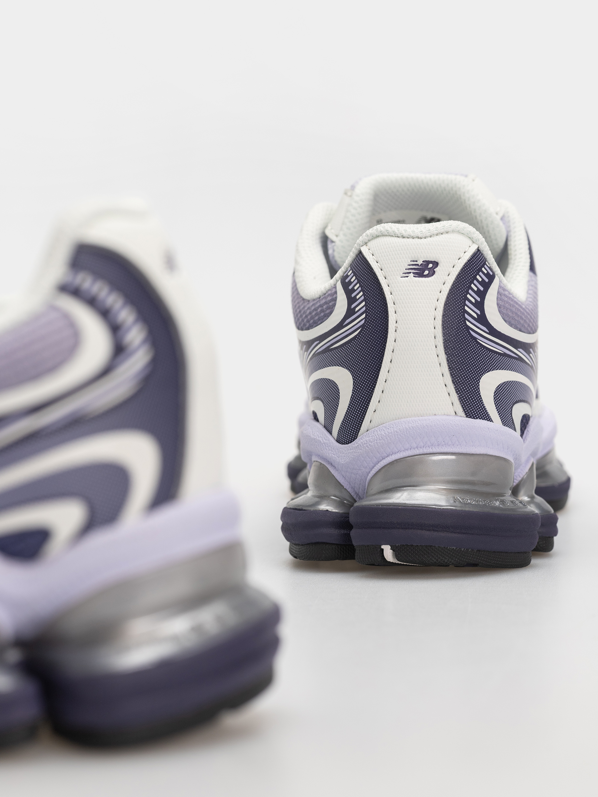 Обувки New Balance 2000 (boysenberry/smoked violet/sea salt)