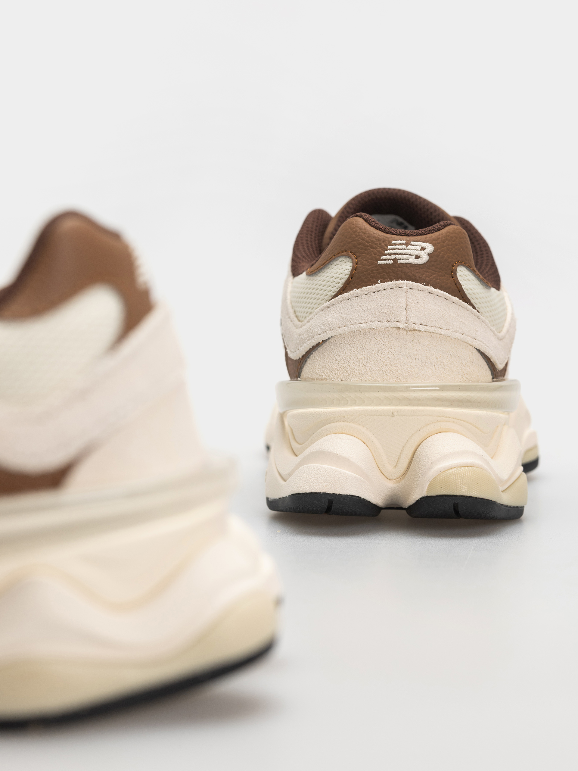 Обувки New Balance 9060 (breakfast tea/angora)