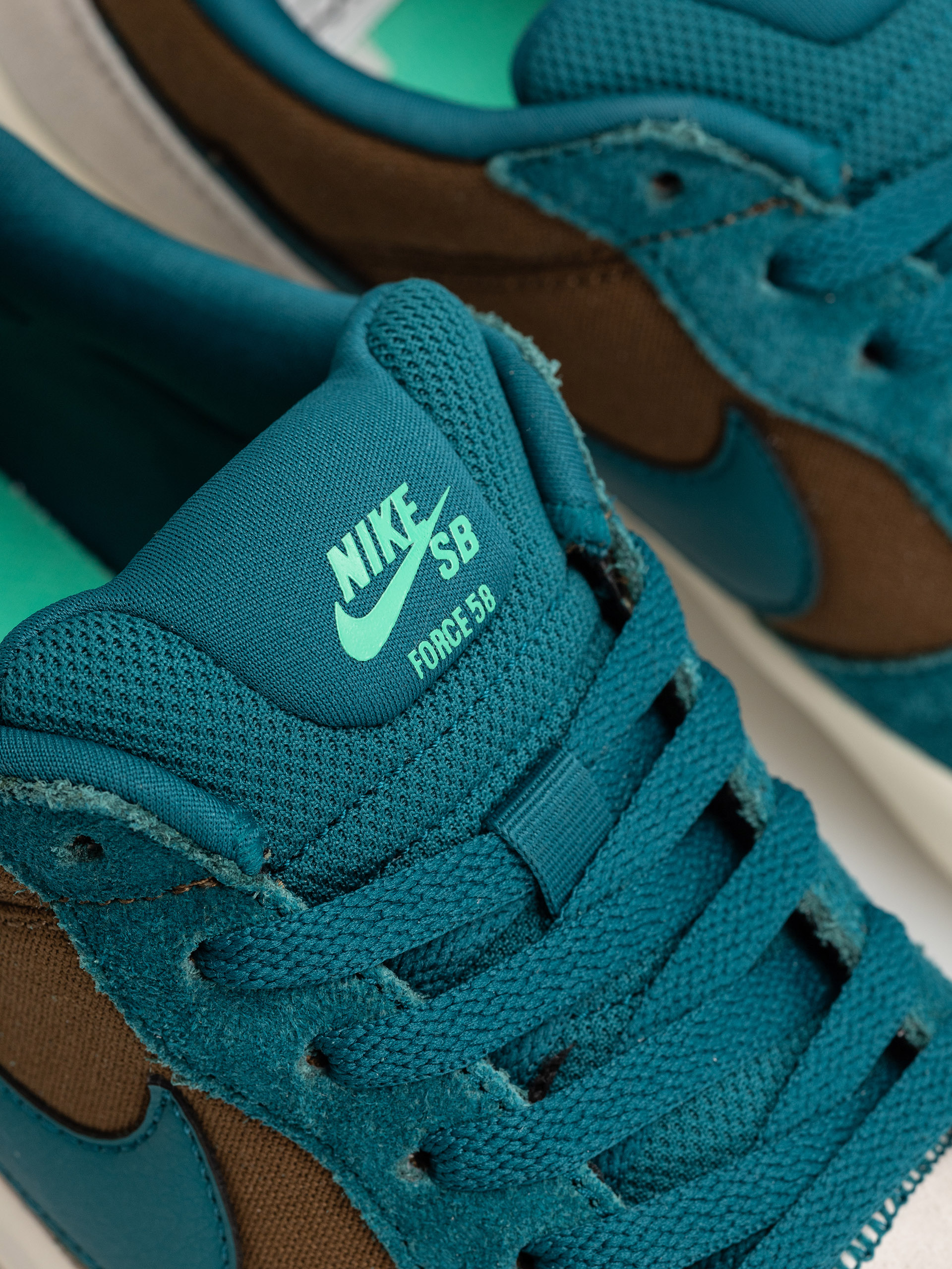 Обувки Nike SB Force 58 (mosswood brown/geode teal lt orewood brn)