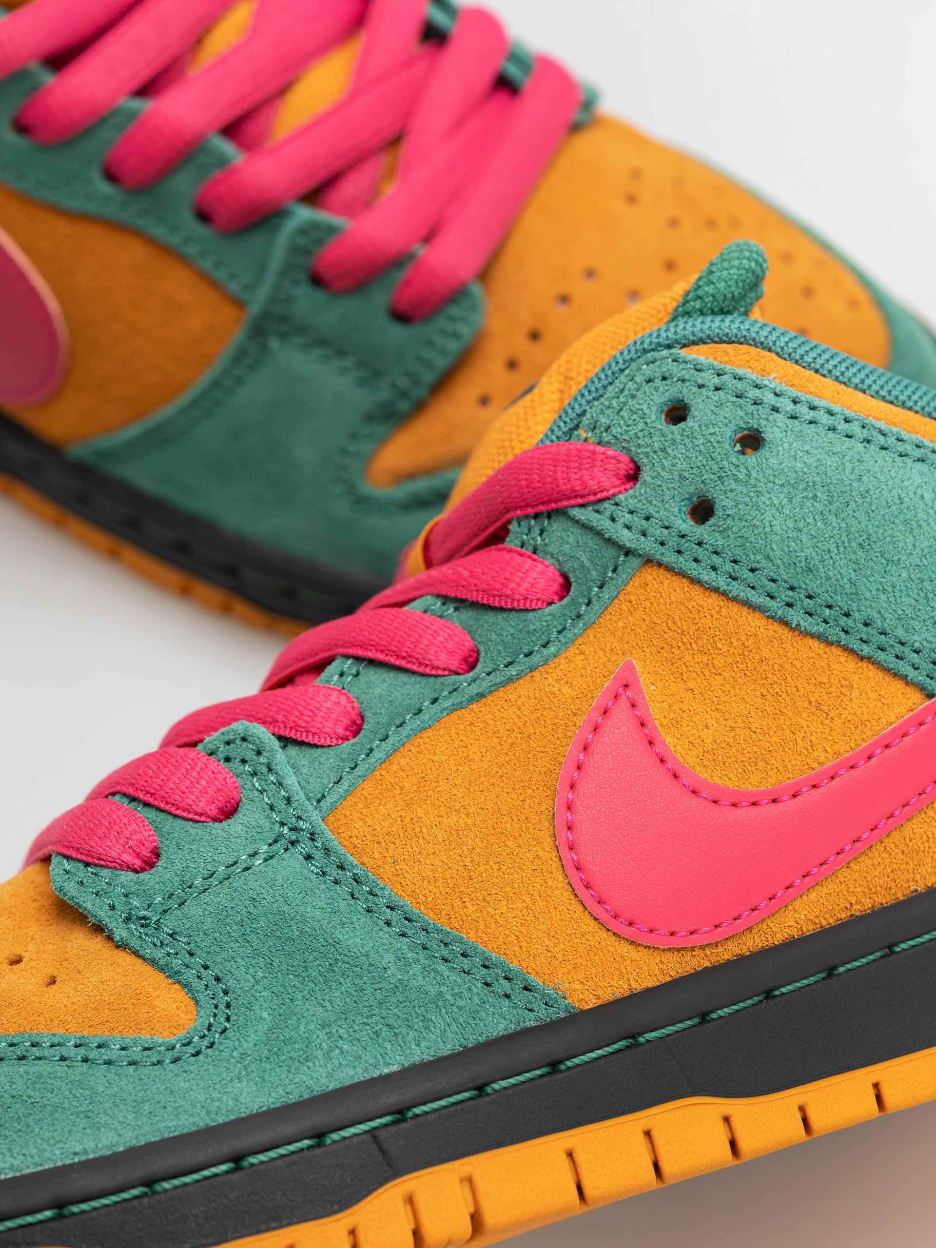 Обувки Nike SB Dunk Low Pro (green noise/watermelon light curry)