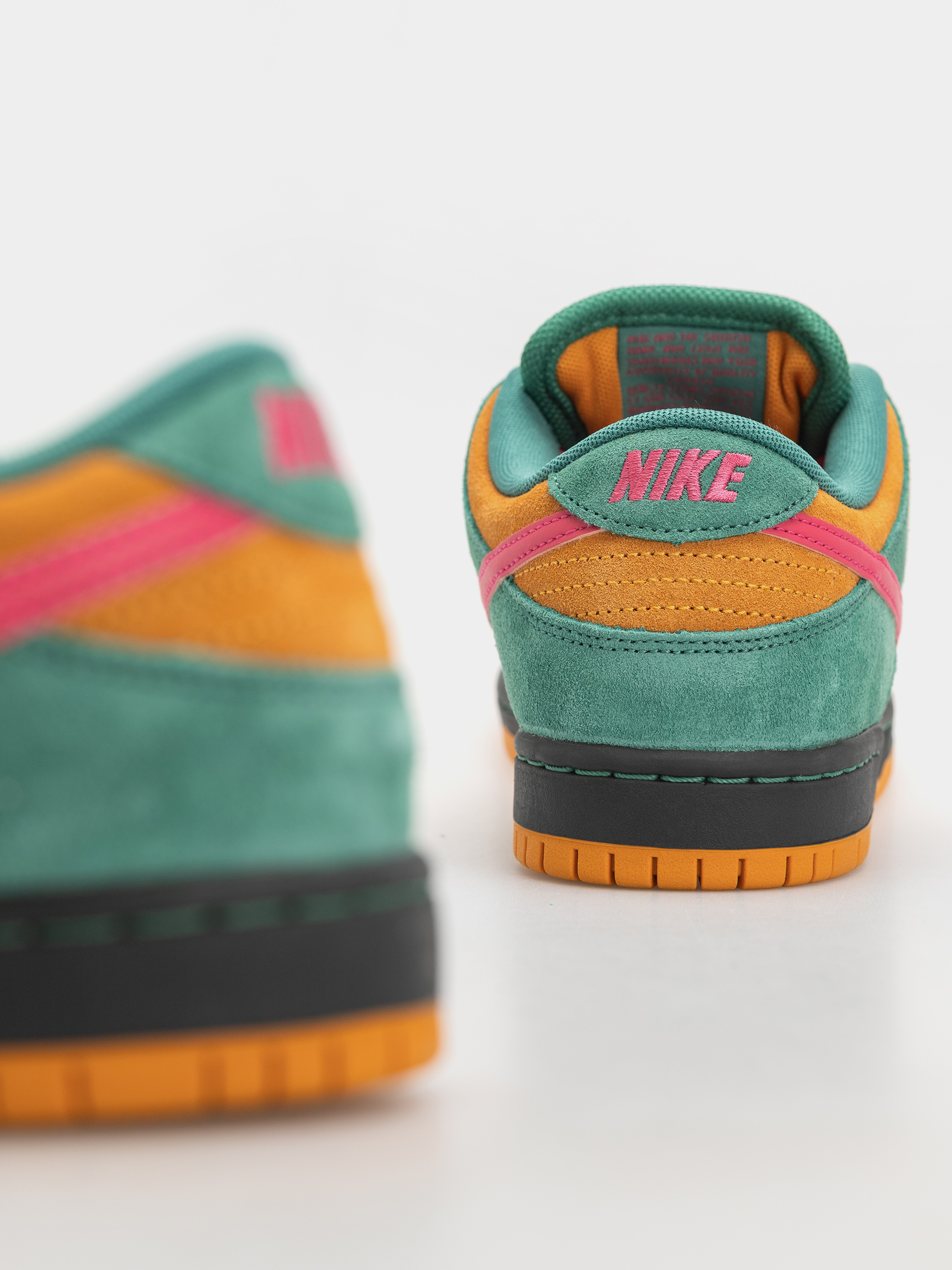 Обувки Nike SB Dunk Low Pro (green noise/watermelon light curry)