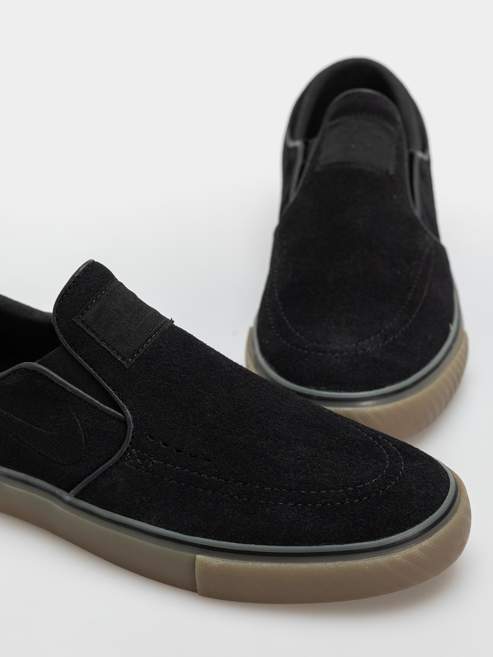 Обувки Nike SB Janoski+ Slip (black/black black gum light brown)