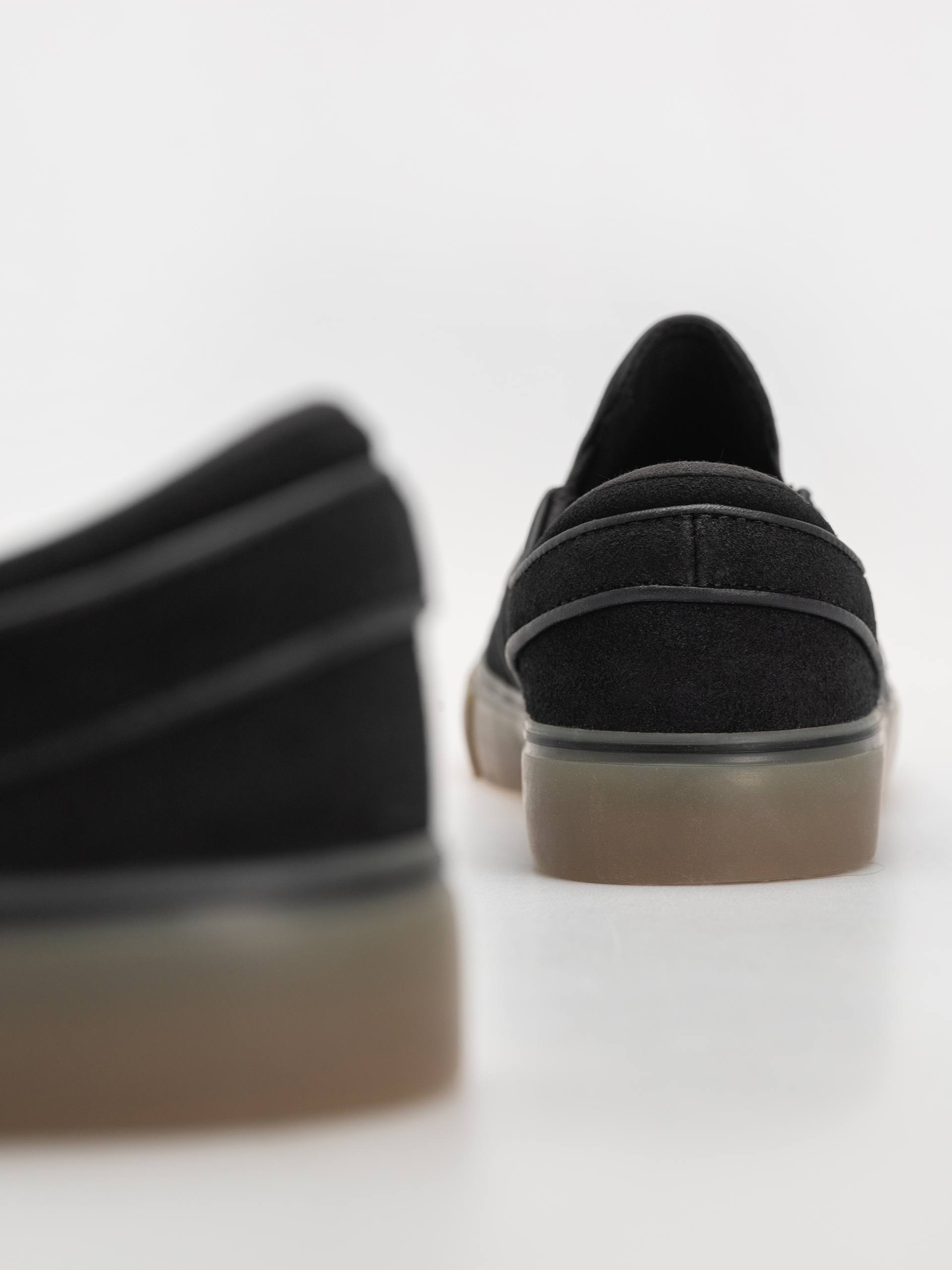 Обувки Nike SB Janoski+ Slip (black/black black gum light brown)