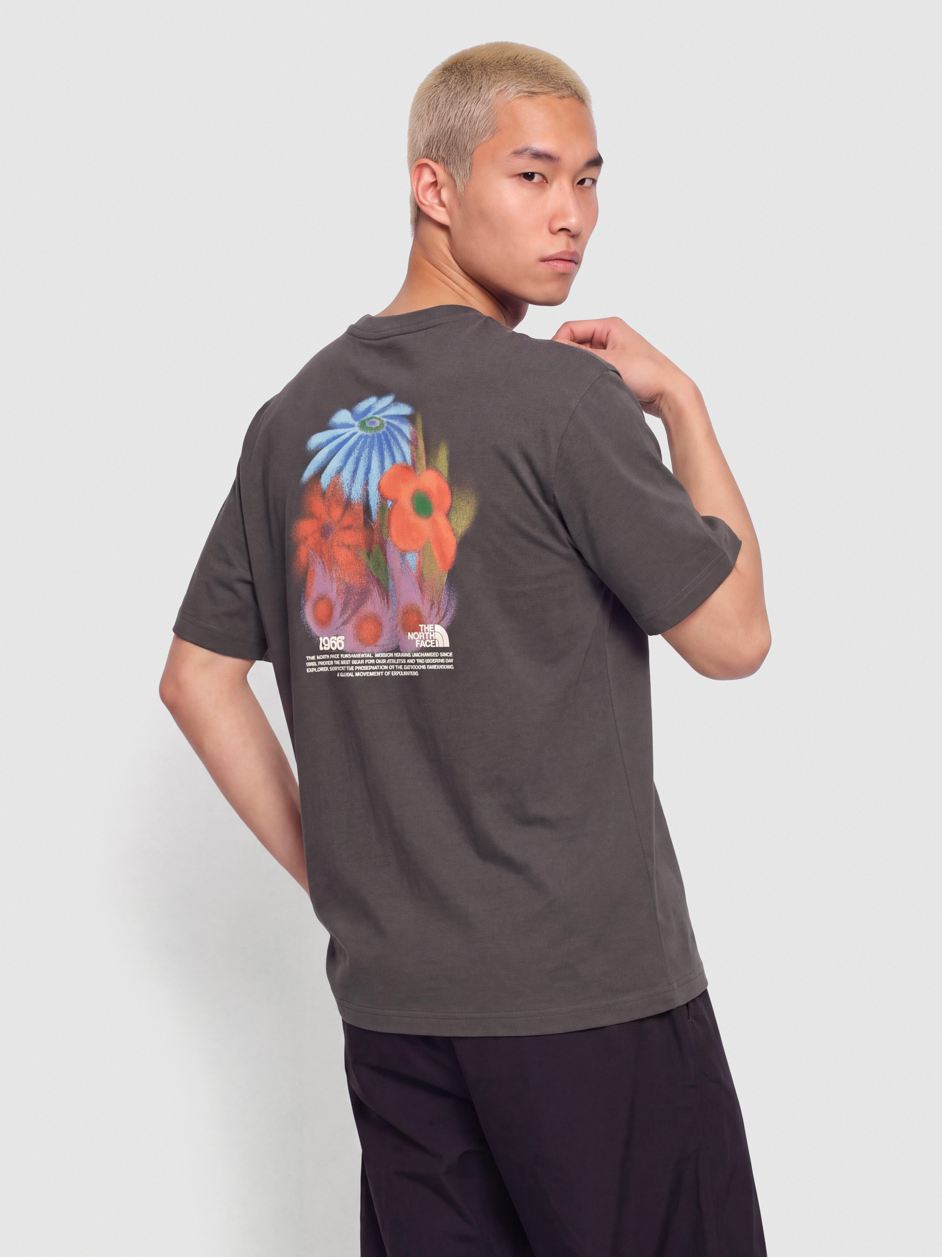 Тениска The North Face Flora Relaxed (anthracite grey)