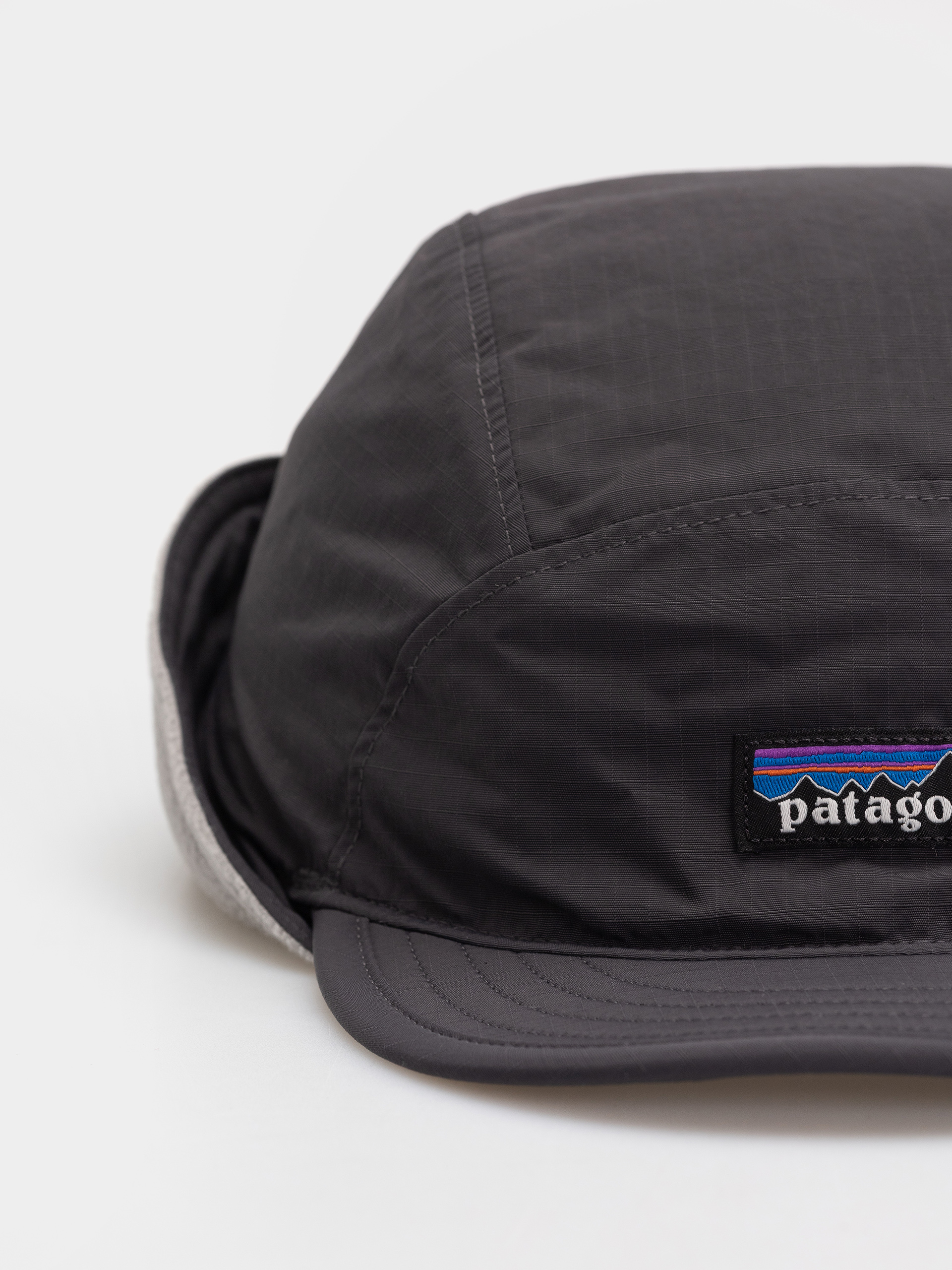 Шапка с козирка Patagonia Isthmus Earflap (ink black)