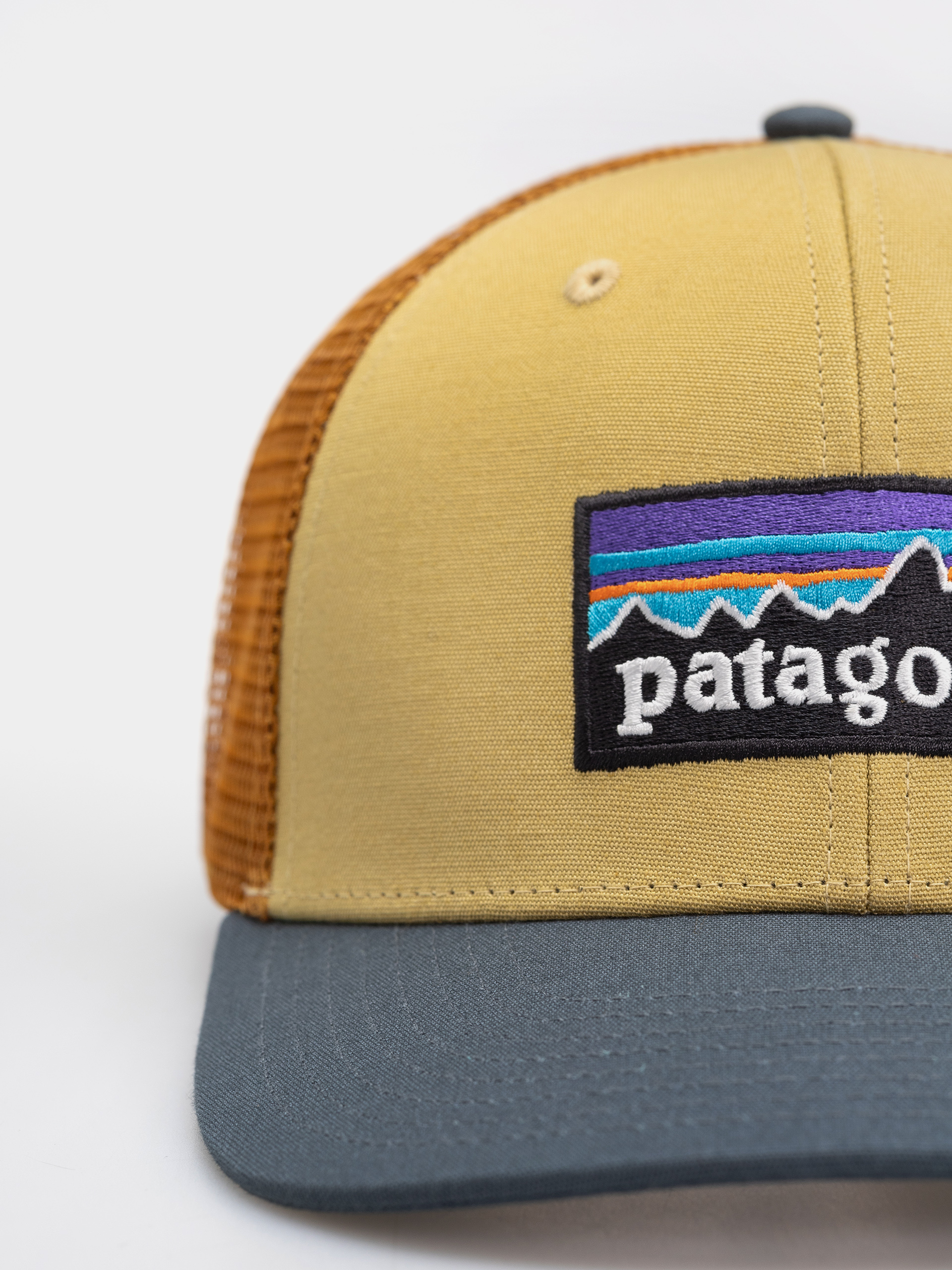 Шапка с козирка Patagonia P 6 Logo Trucker (lynx tan)