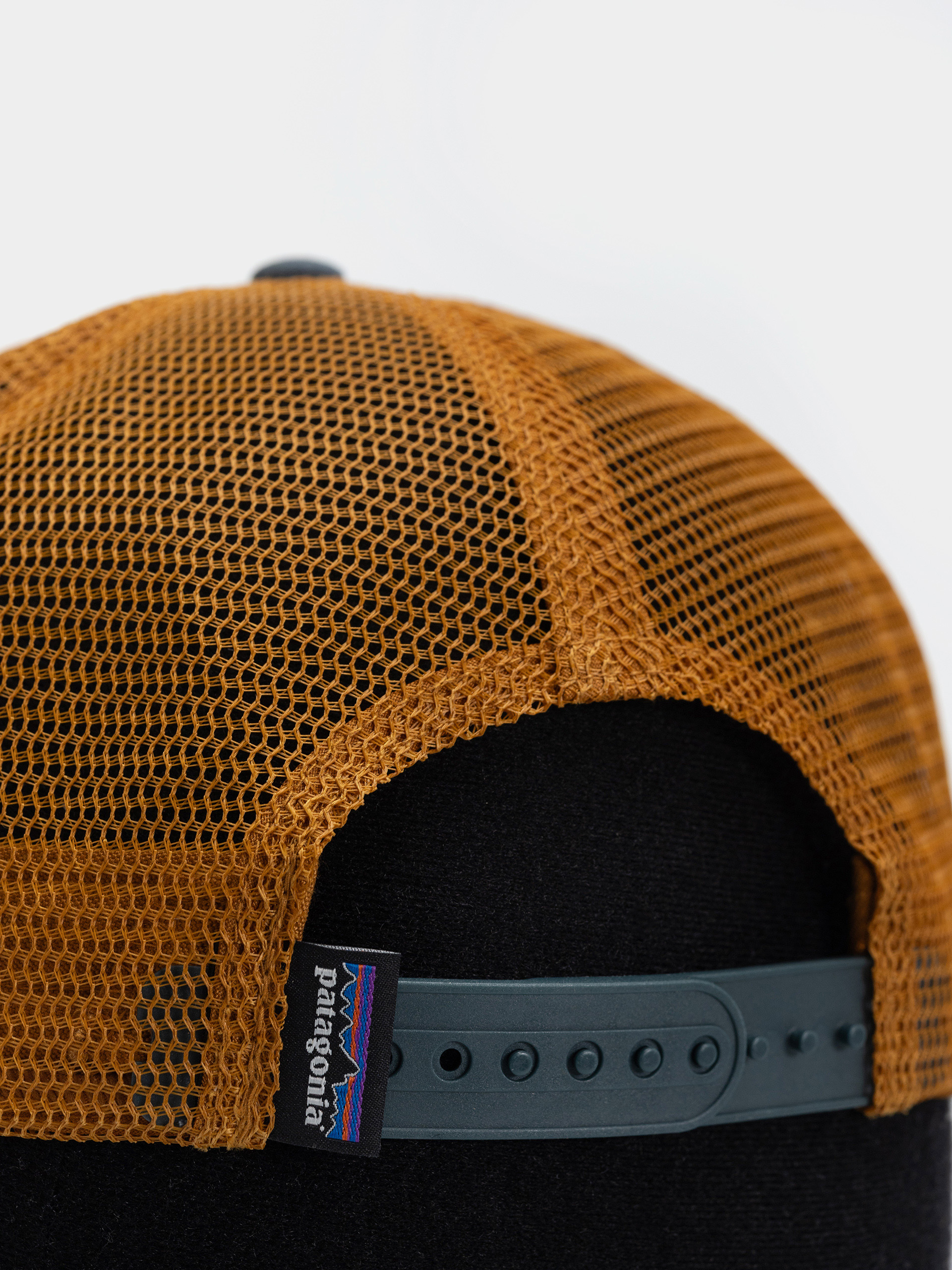 Шапка с козирка Patagonia P 6 Logo Trucker (lynx tan)