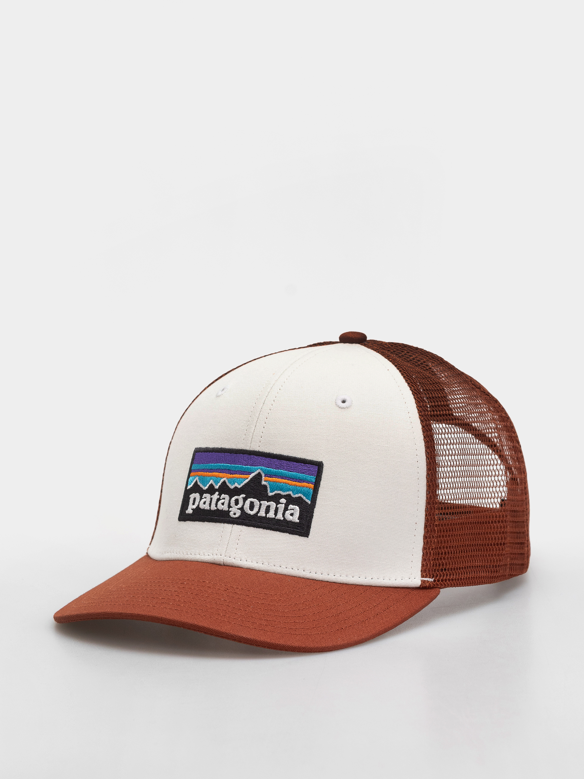 Шапка с козирка Patagonia P 6 Logo Trucker (white w/rusty red)