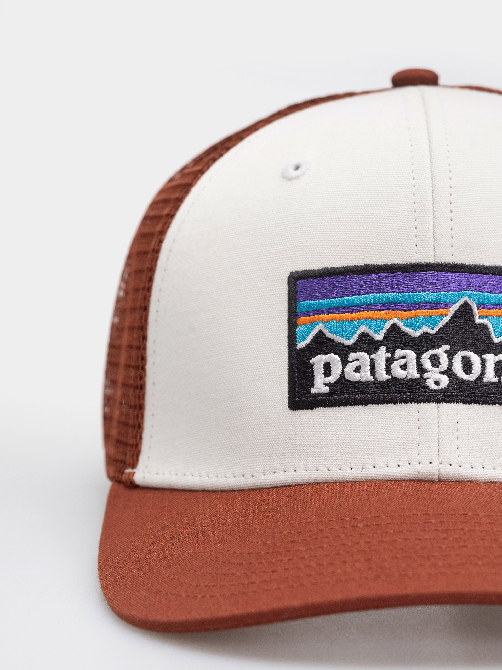 Шапка с козирка Patagonia P 6 Logo Trucker (white w/rusty red)