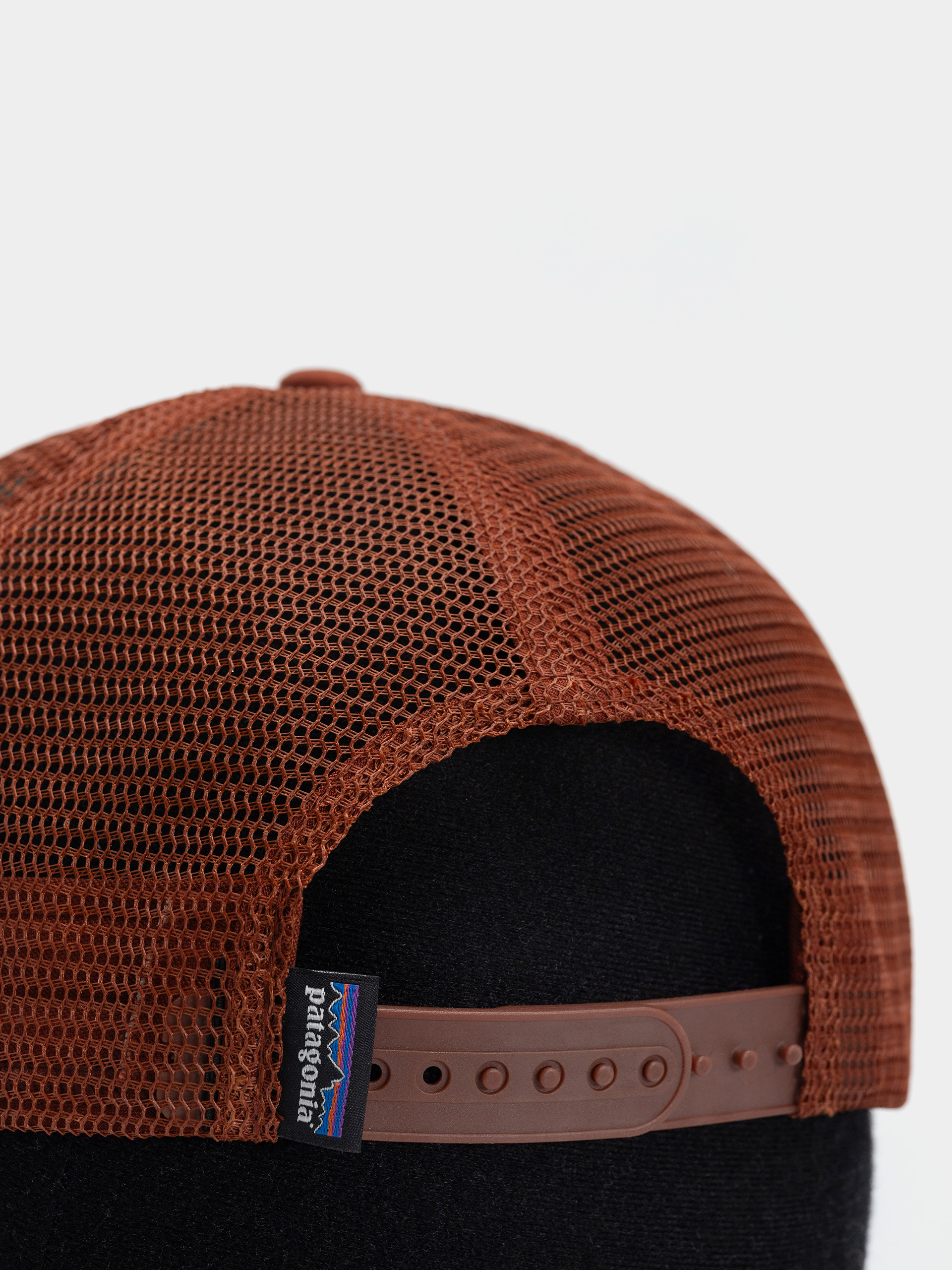 Шапка с козирка Patagonia P 6 Logo Trucker (white w/rusty red)