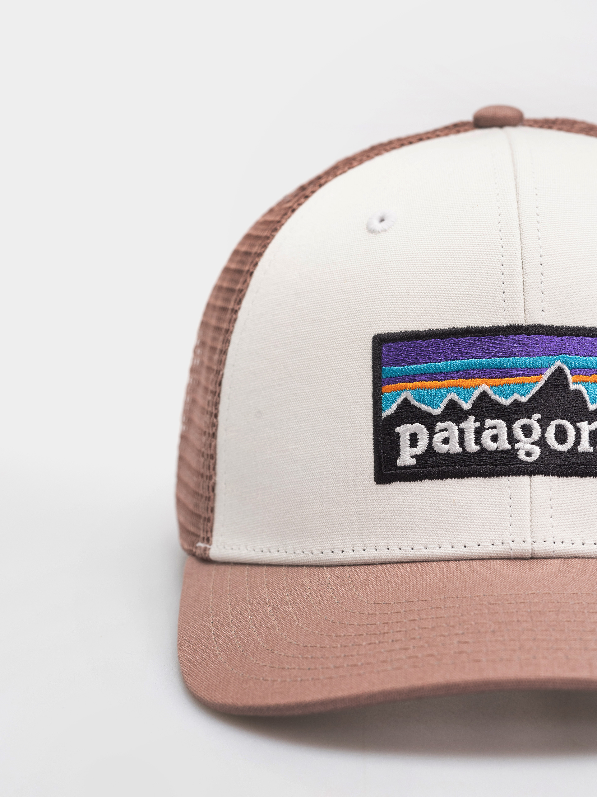 Шапка с козирка Patagonia P 6 Logo Trucker (birch white)