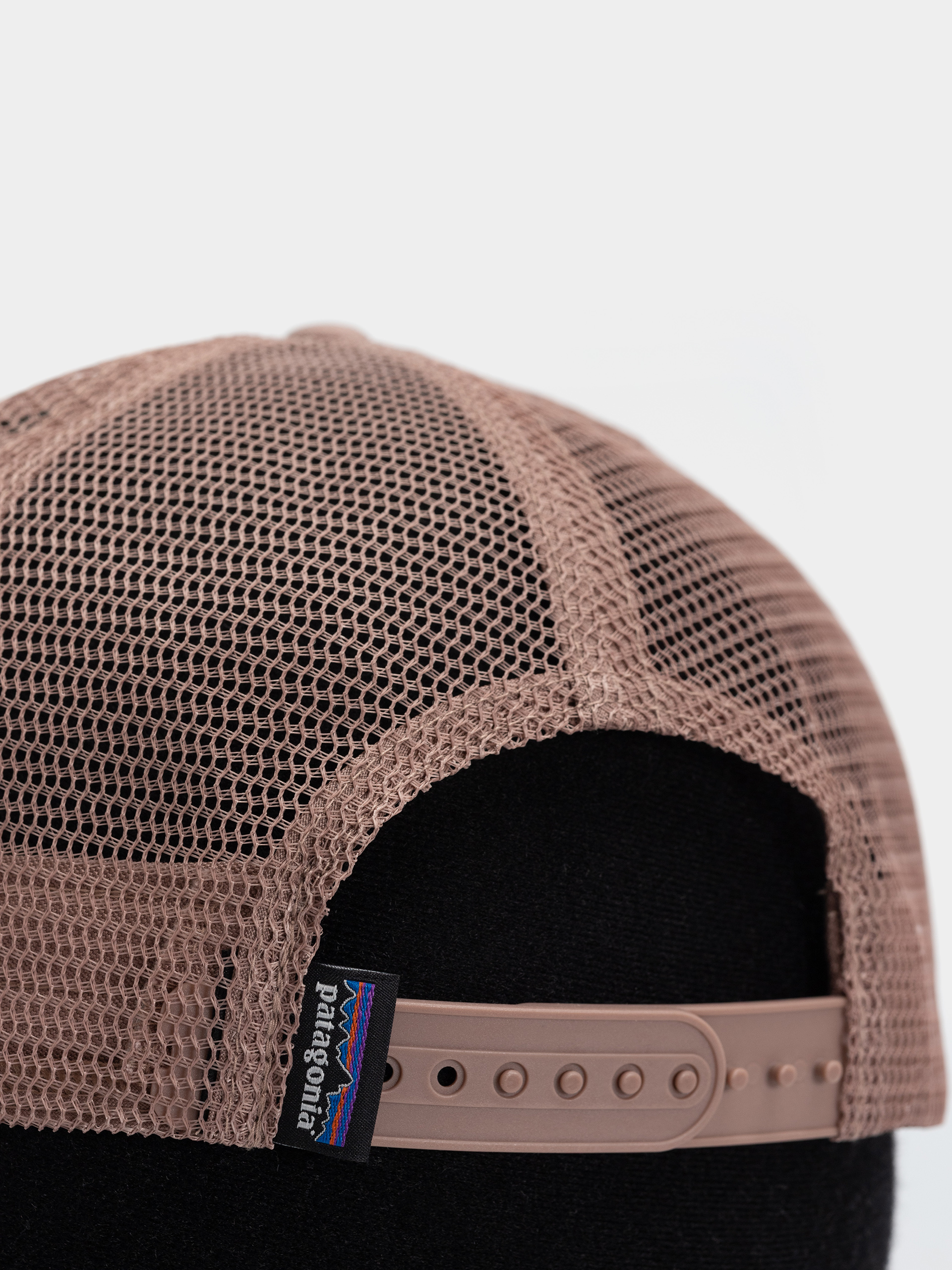 Шапка с козирка Patagonia P 6 Logo Trucker (birch white)