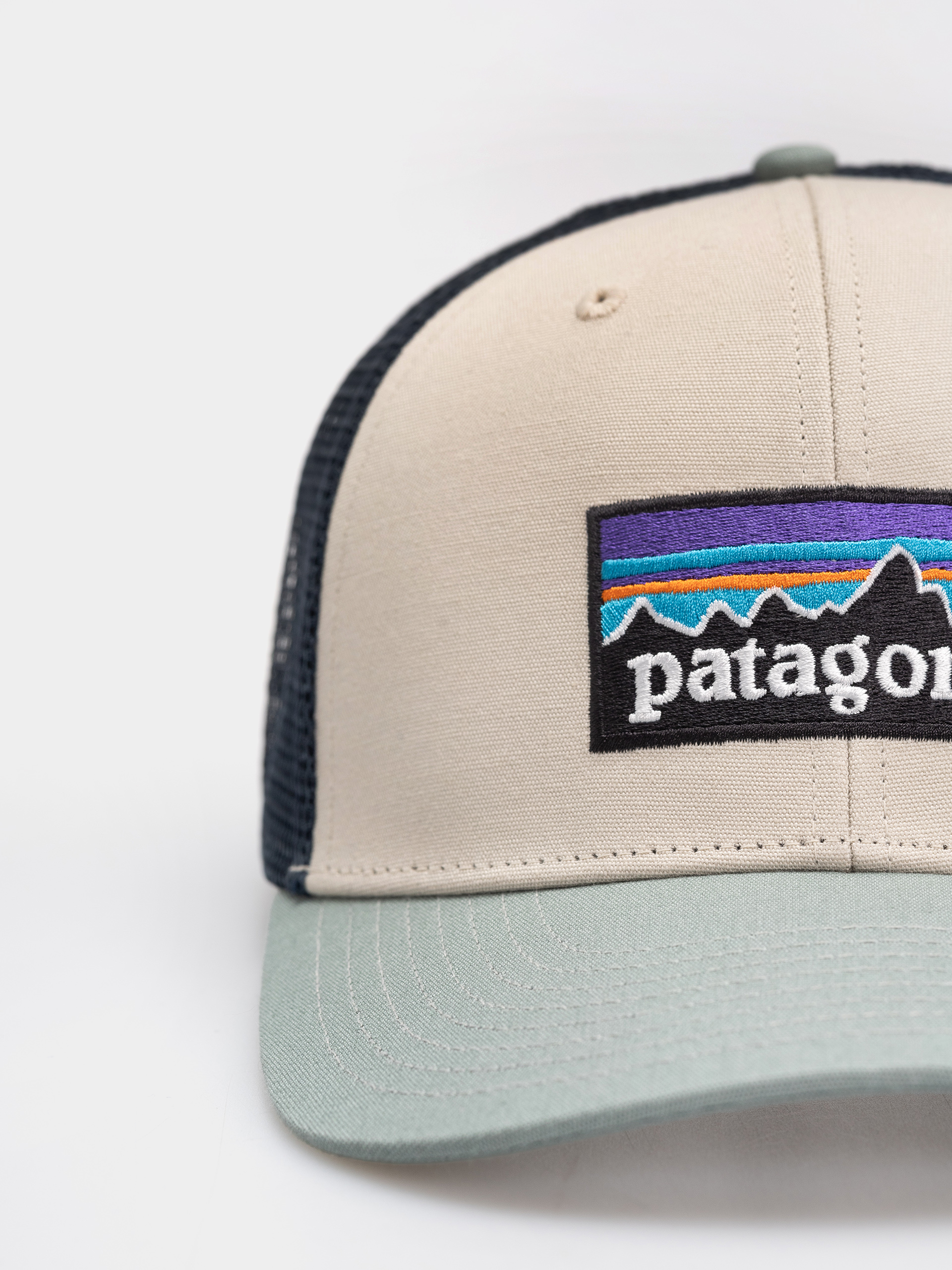Шапка с козирка Patagonia P 6 Logo Trucker (pumice)