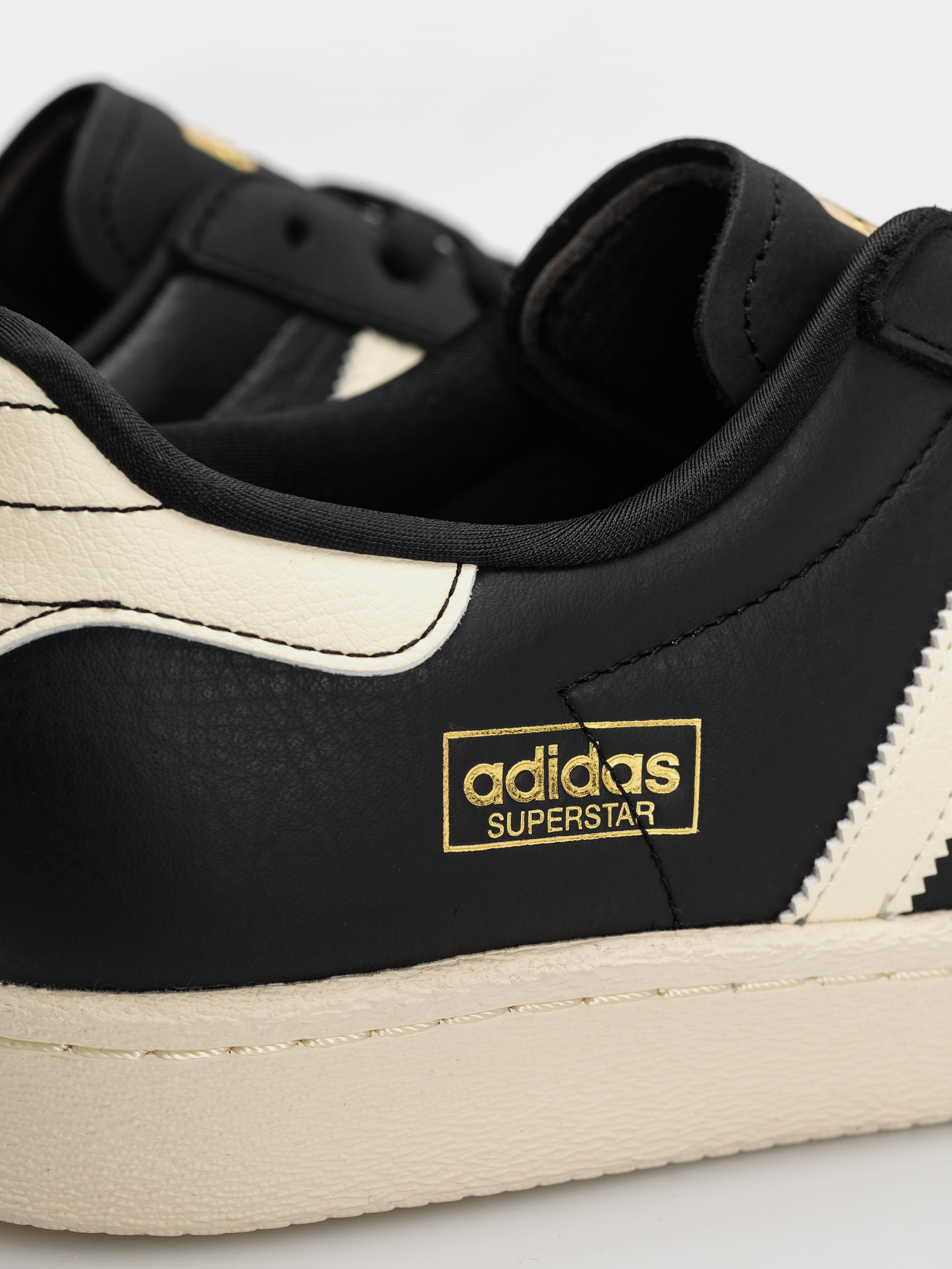 Обувки adidas Superstar 80 Adv (cblack/crewht/goldmt)