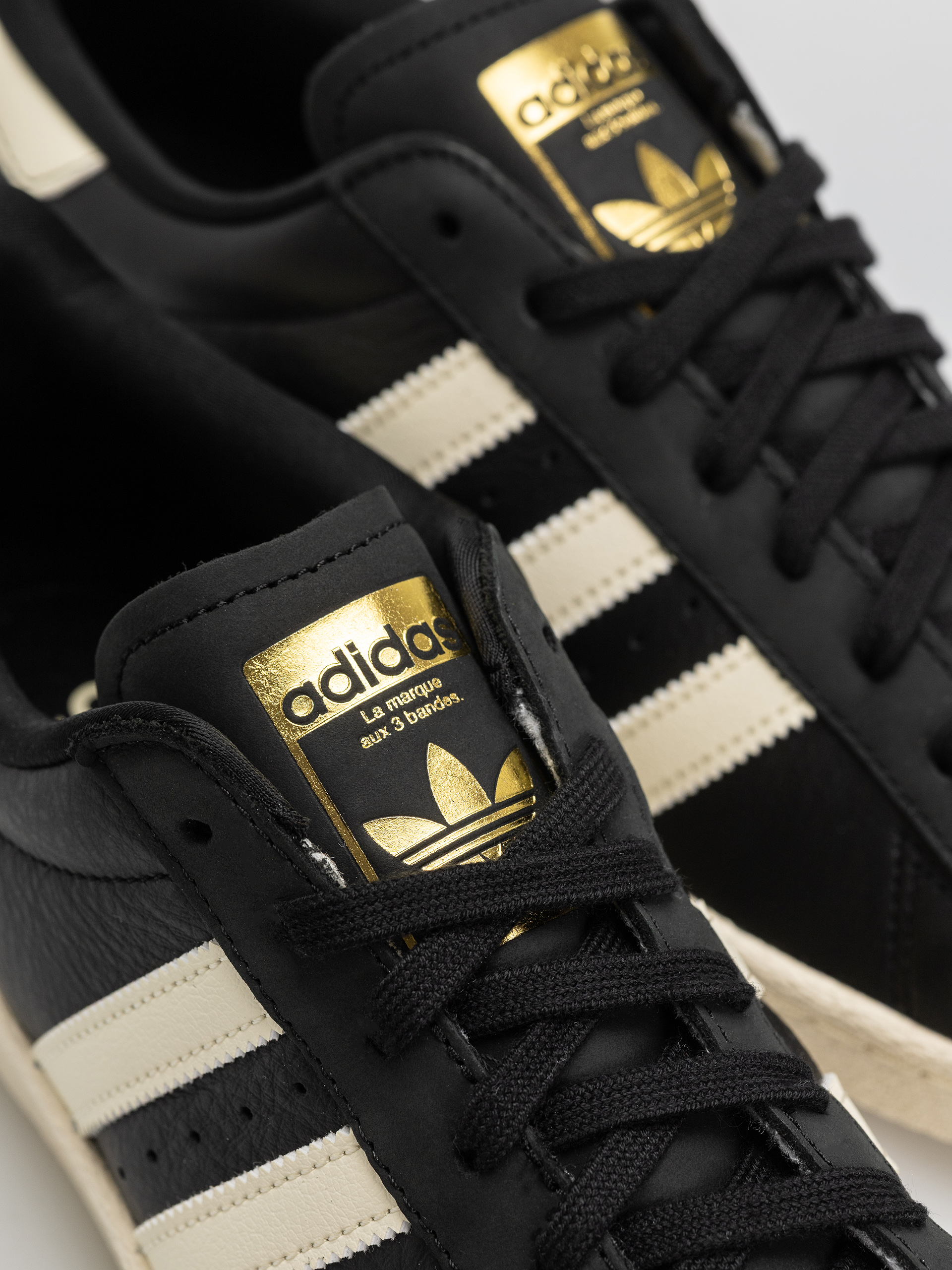 Обувки adidas Superstar 80 Adv (cblack/crewht/goldmt)