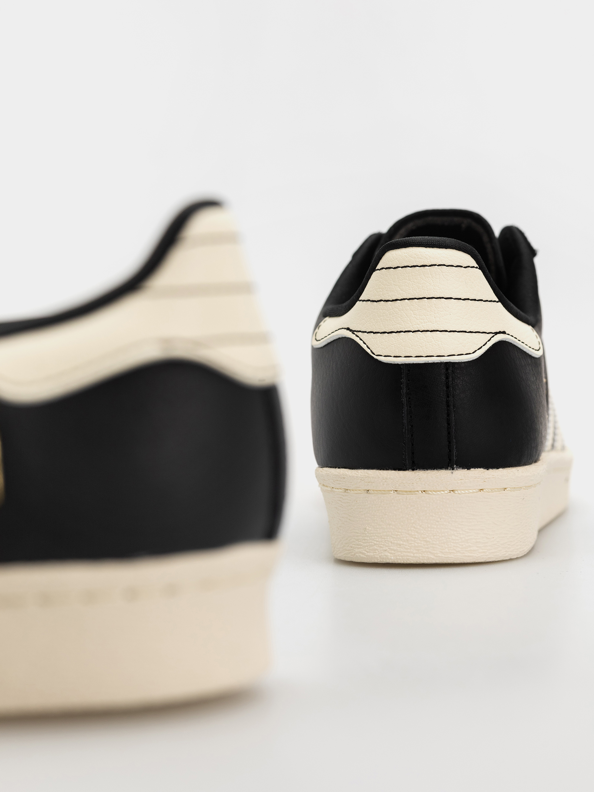 Обувки adidas Superstar 80 Adv (cblack/crewht/goldmt)