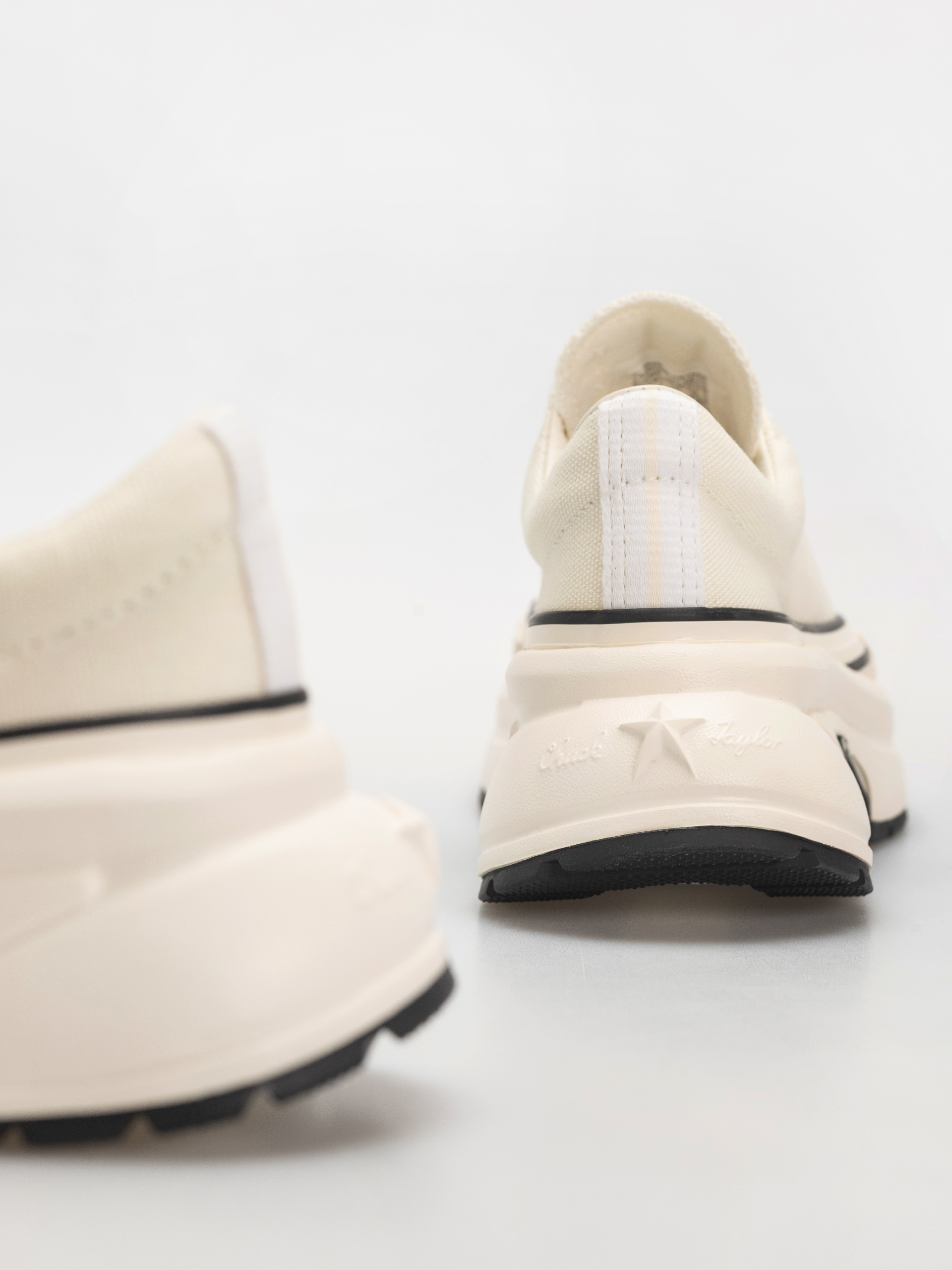 Обувки Converse Run Star Crush Ox Wmn (egret/egret/black)