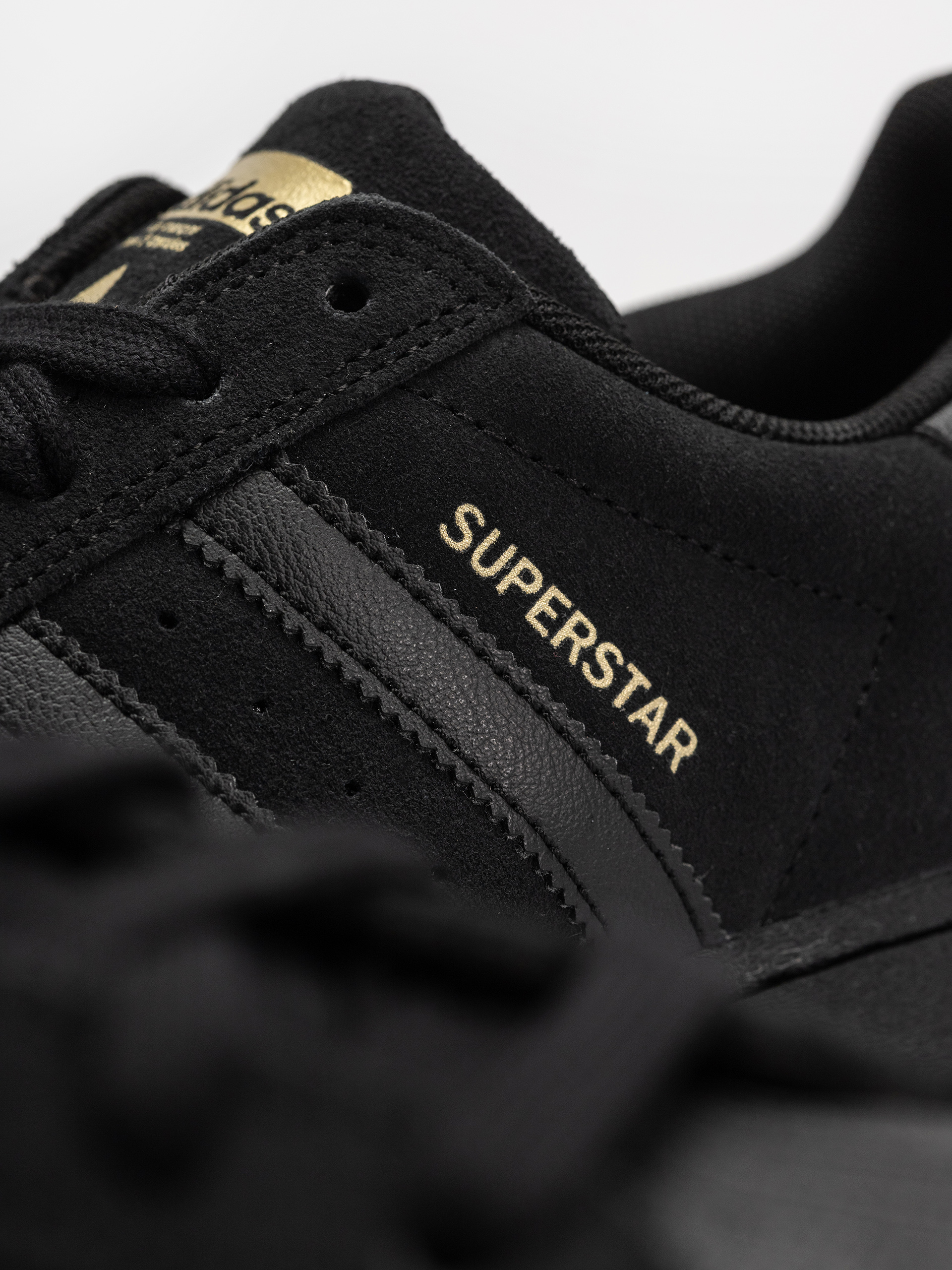 Обувки adidas Superstar Adv (cblack/cblack/goldmt)
