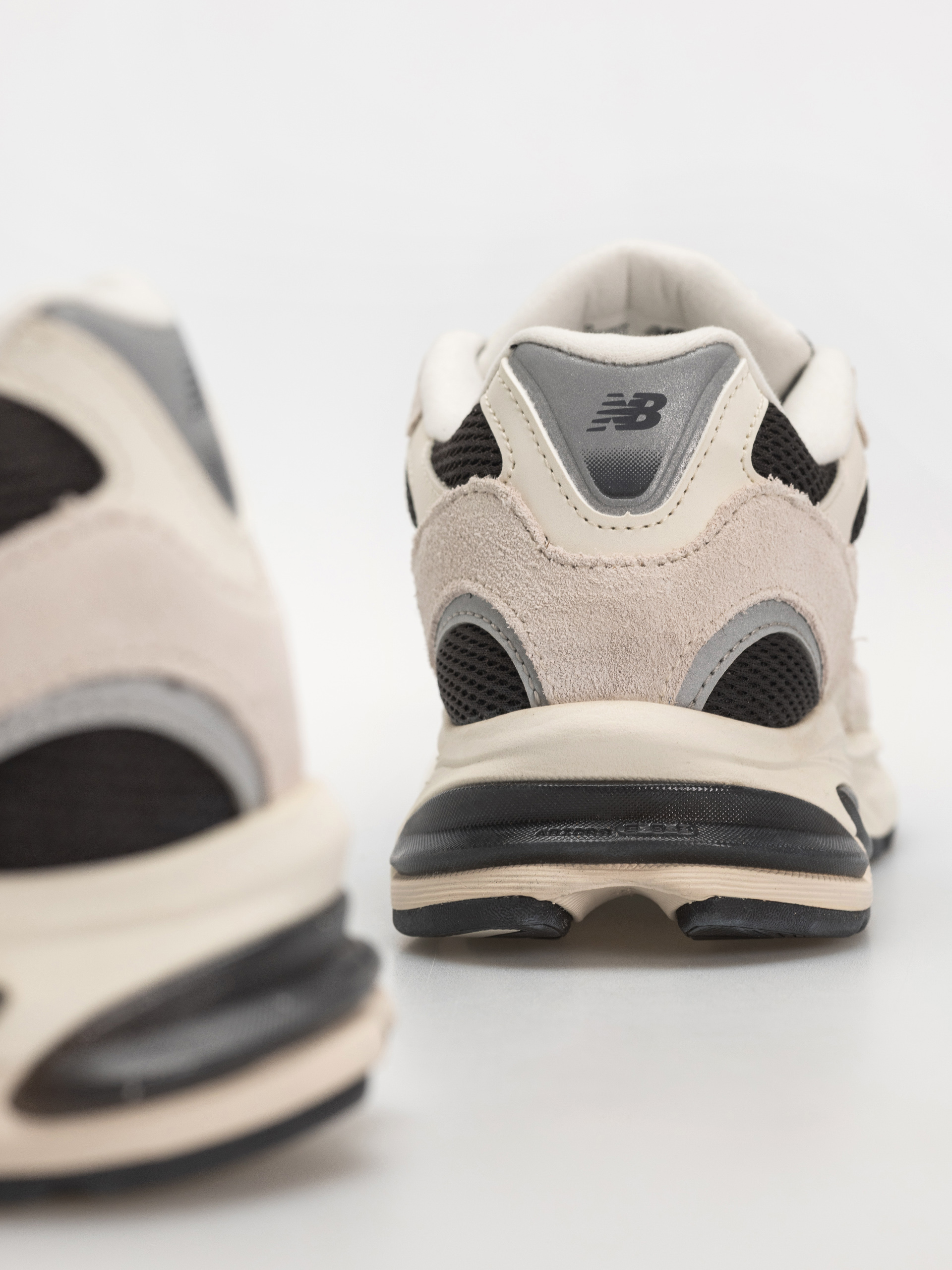 Обувки New Balance 2010 (sea salt/black cement)