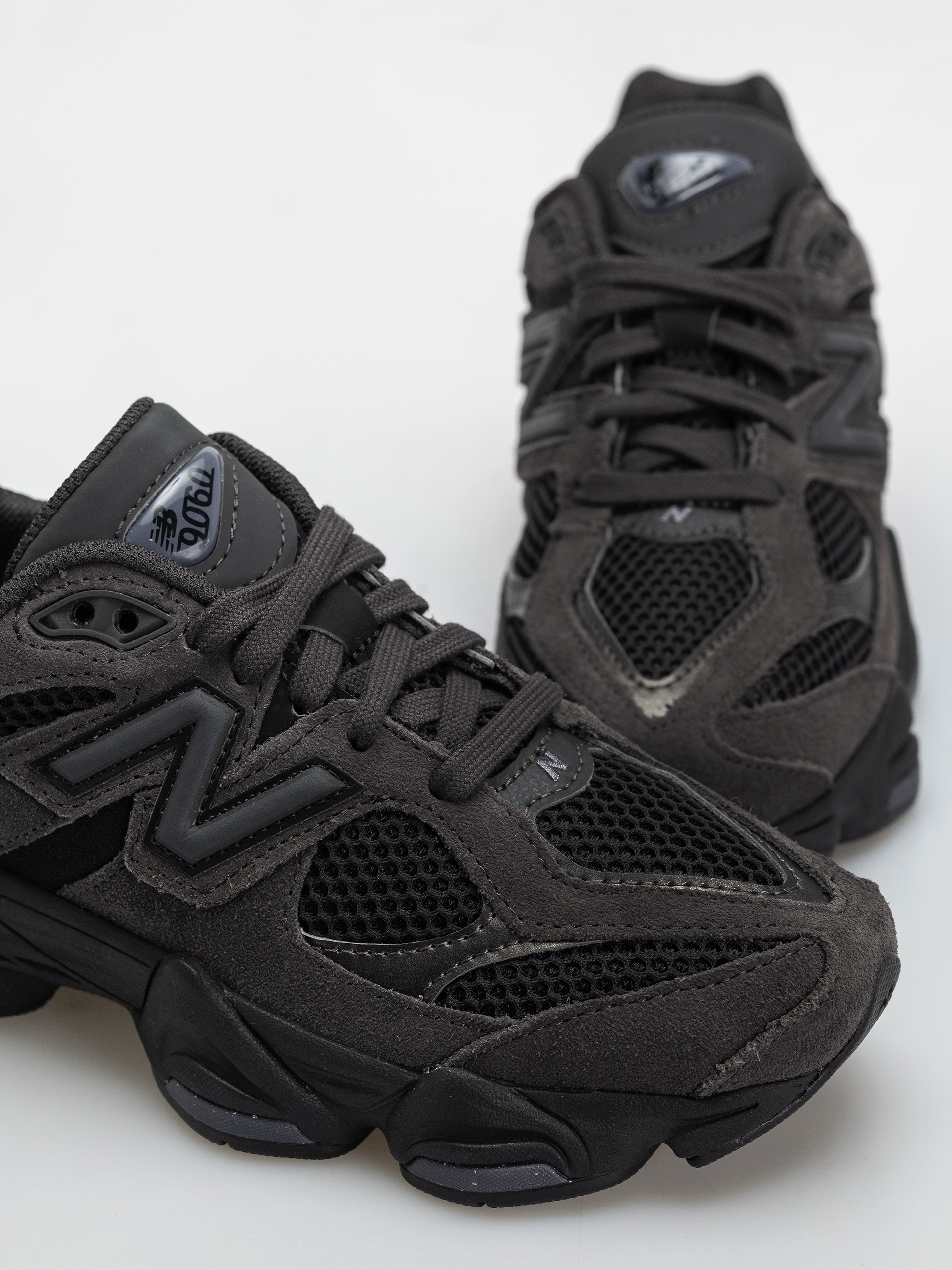 Обувки New Balance 9060 JR (black/neptune grey)