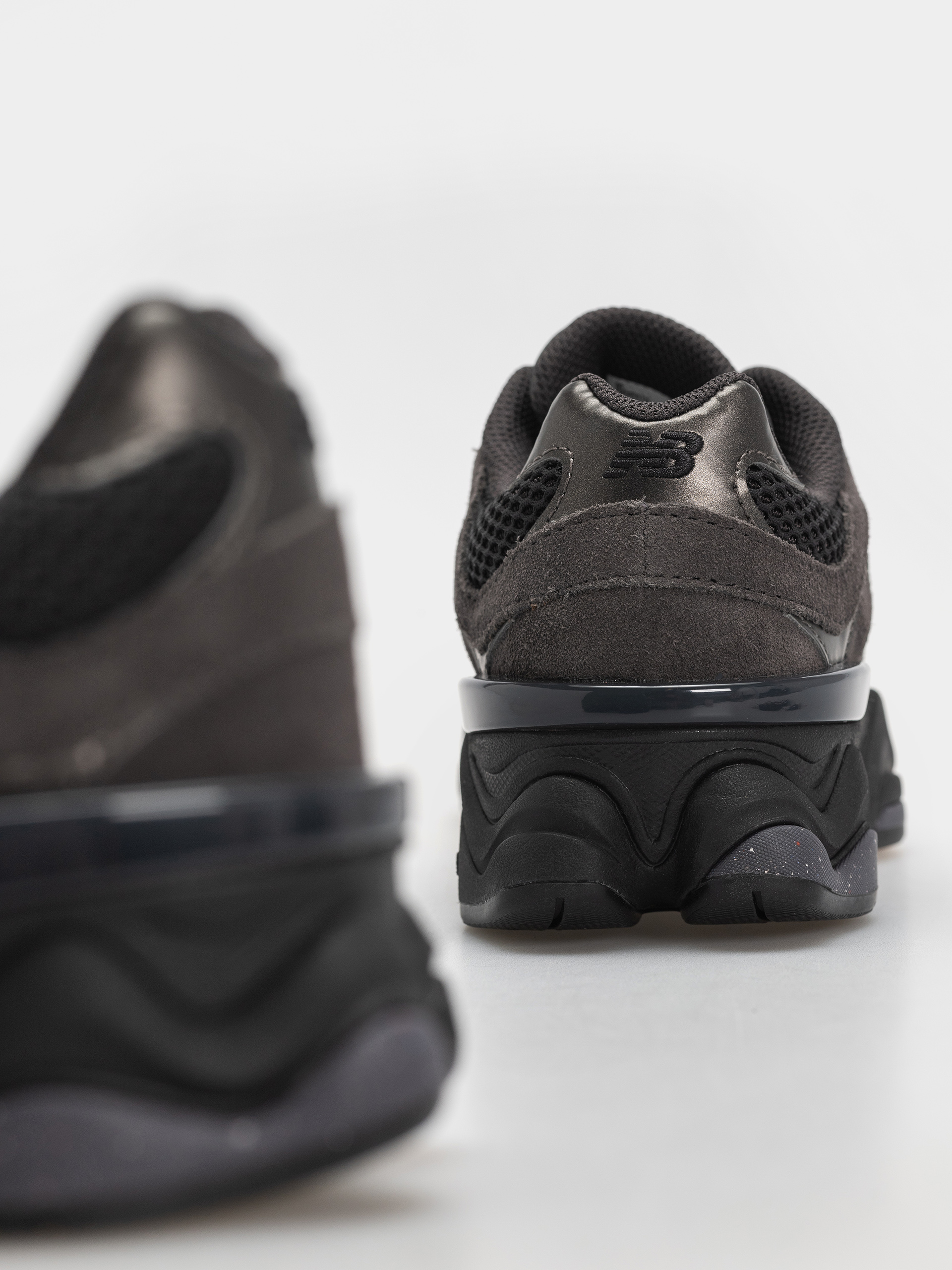 Обувки New Balance 9060 JR (black/neptune grey)