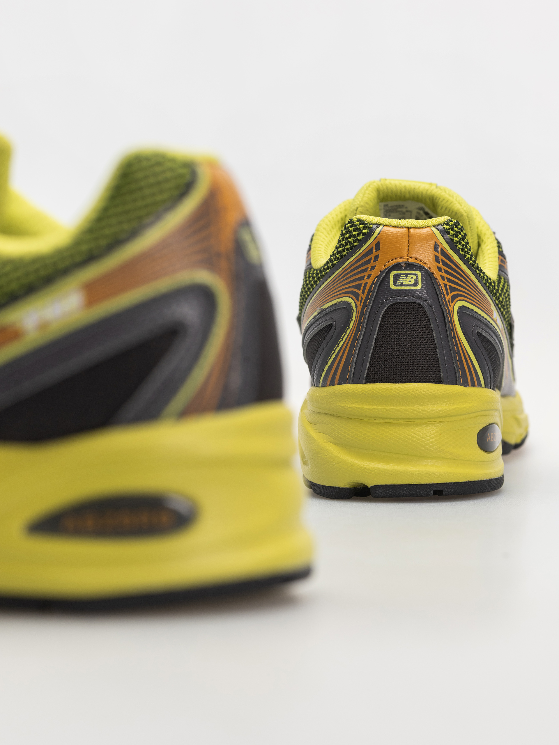 Обувки New Balance 740 (field green/black cement)