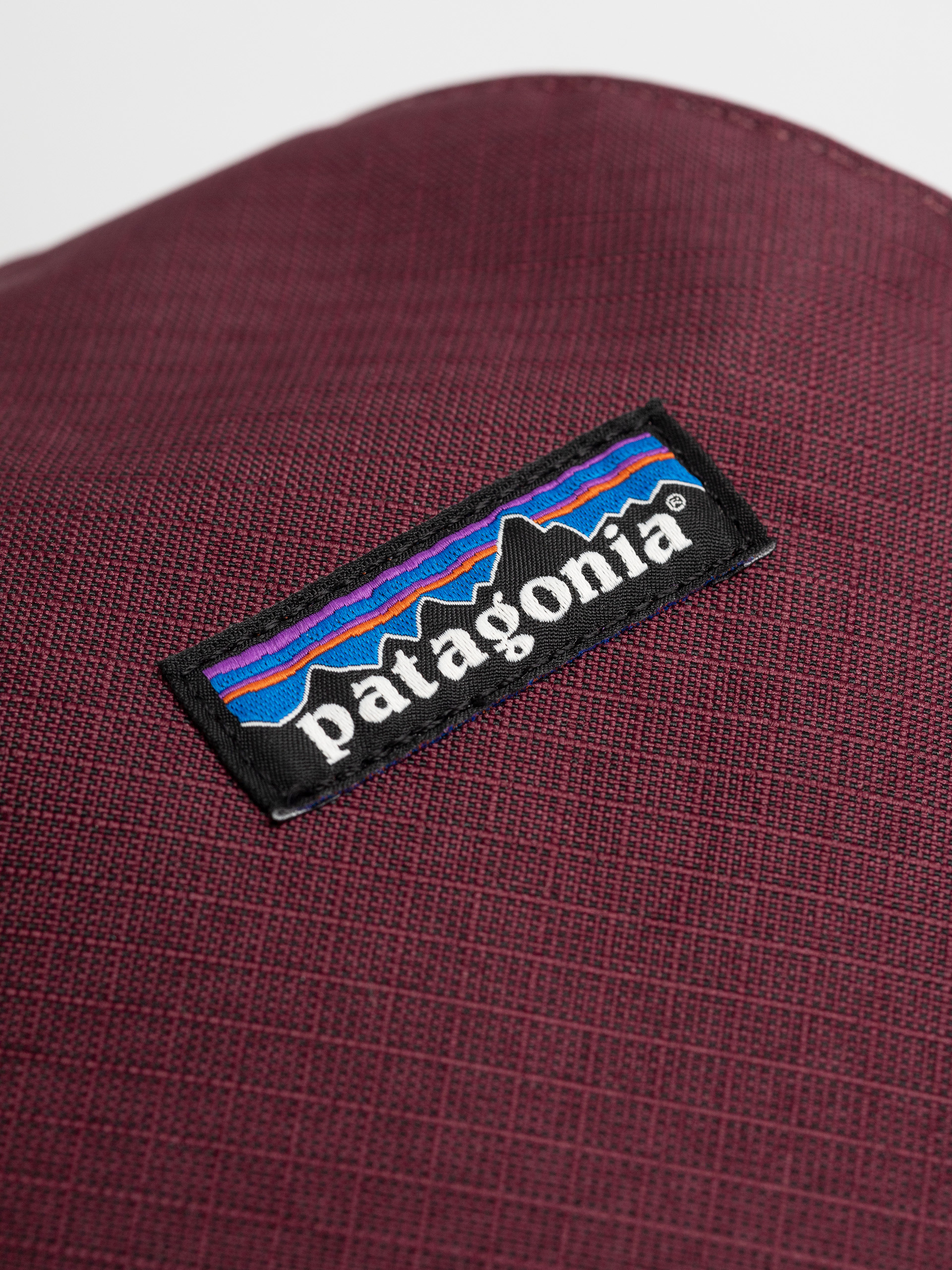 Козметична чантичка Patagonia Black Hole Cube 3L (berry fig)