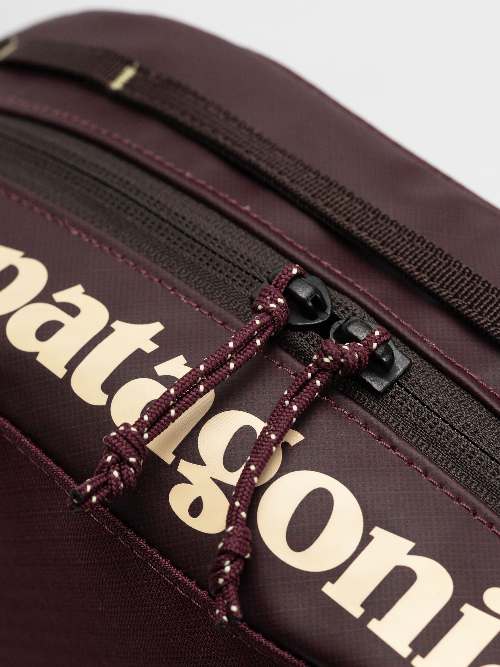 Козметична чантичка Patagonia Black Hole Cube 3L (berry fig)