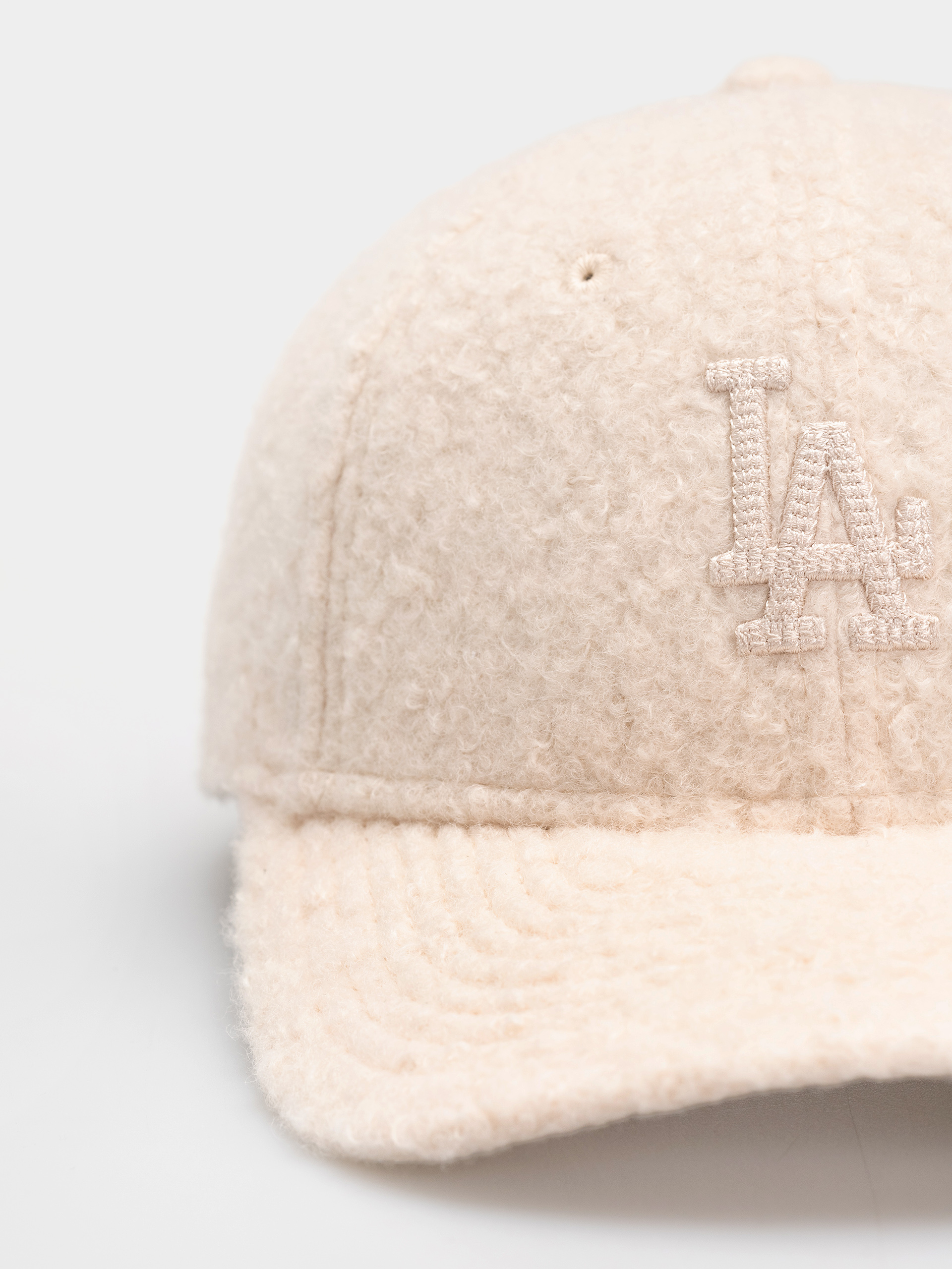 Шапка с козирка New Era Winter Borg 9Forty Mc Los Angeles Dodgers Wmn (light cream)