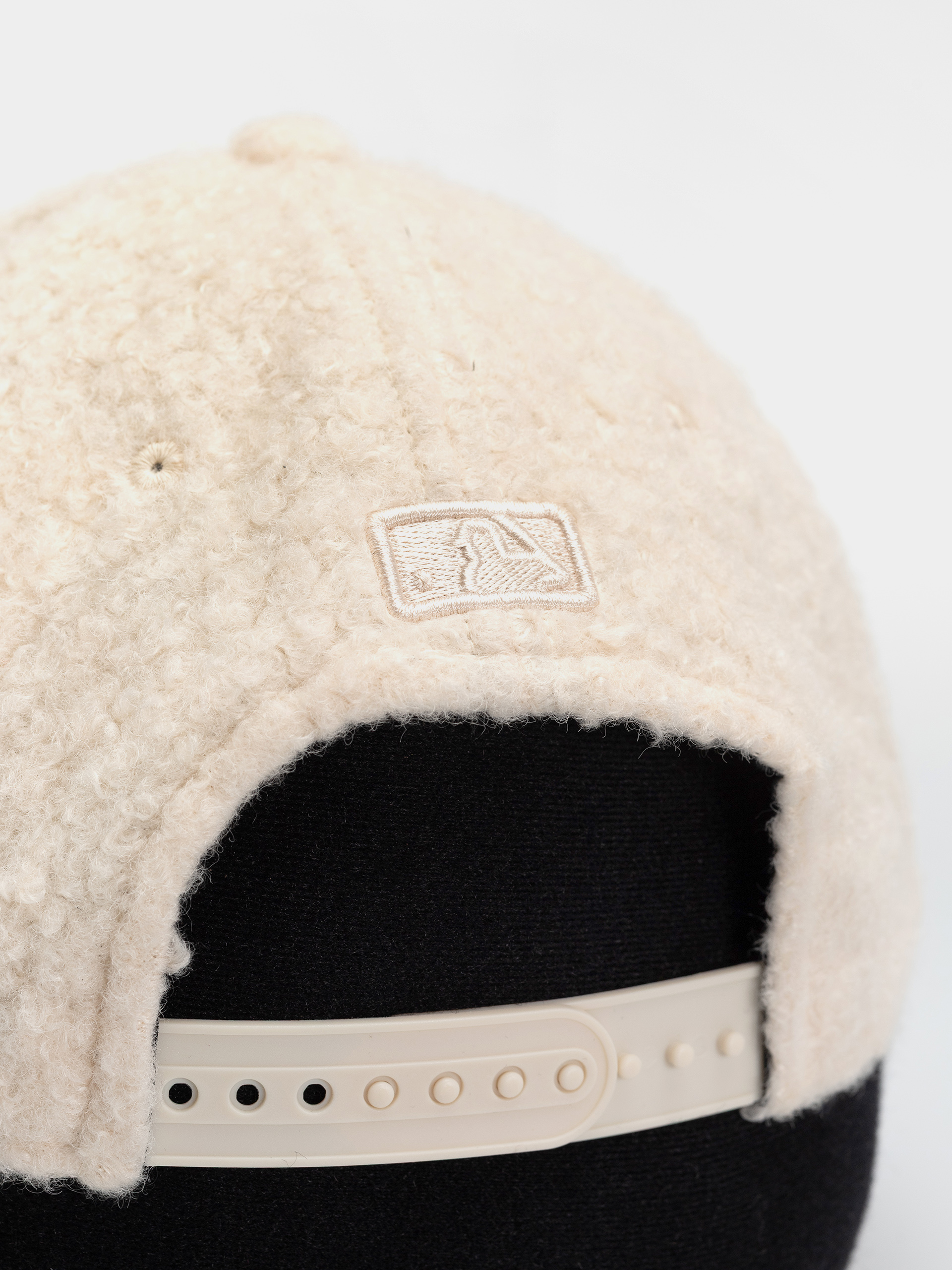 Шапка с козирка New Era Winter Borg 9Forty Mc Los Angeles Dodgers Wmn (light cream)